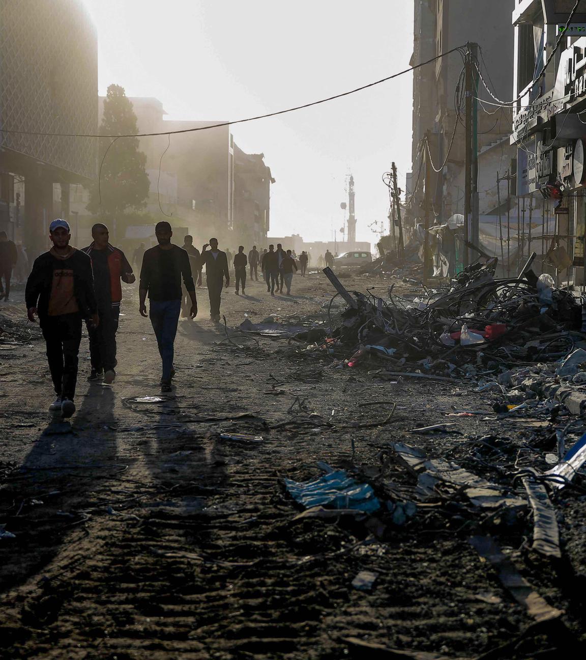 Palästinenser inmitten der Trümmer zerstörter Gebäude in Gaza-Stadt am 24.11.2023.