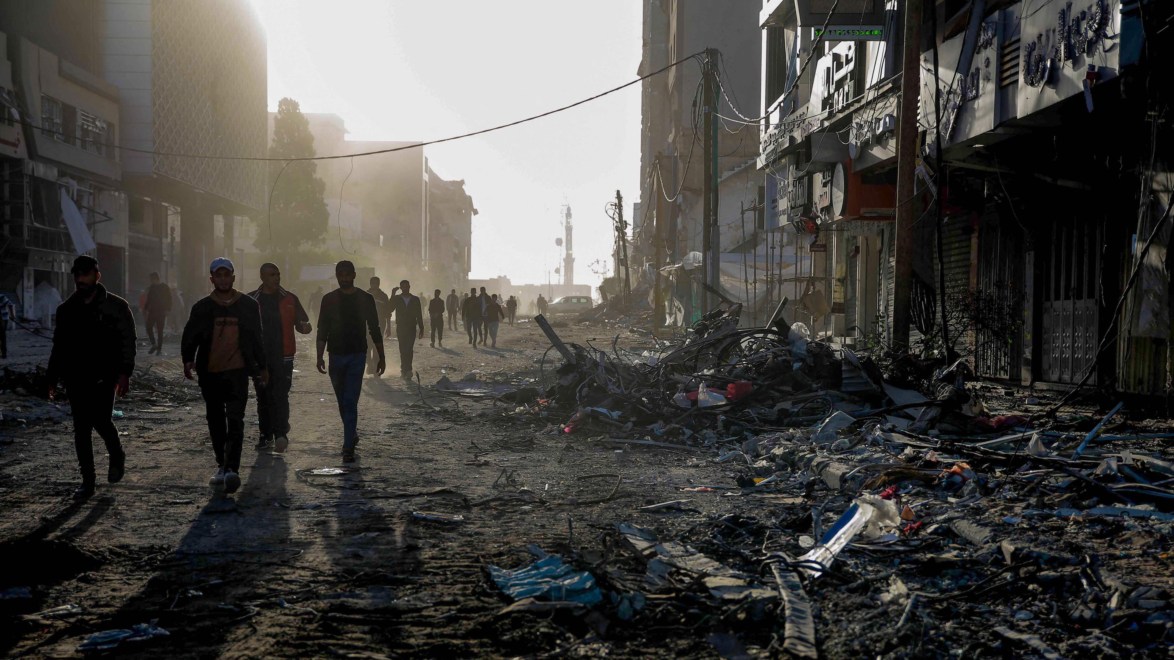 Palästinenser inmitten der Trümmer zerstörter Gebäude in Gaza-Stadt am 24.11.2023.