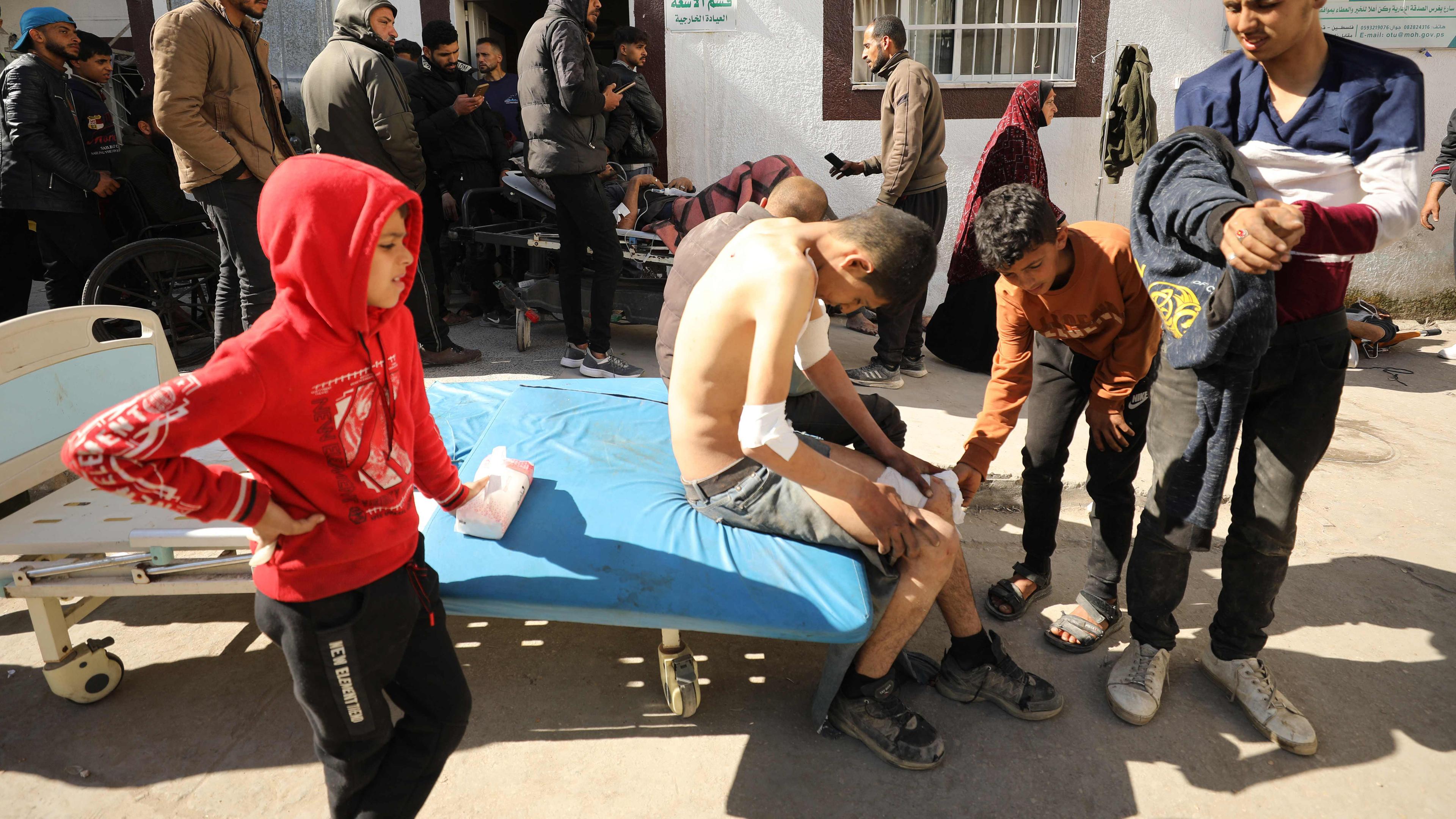 Palästinenser werden am 29.02.2024 im Kamal-Edwan-Krankenhaus in Beit Lahia im nördlichen Gazastreifen medizinisch versorgt