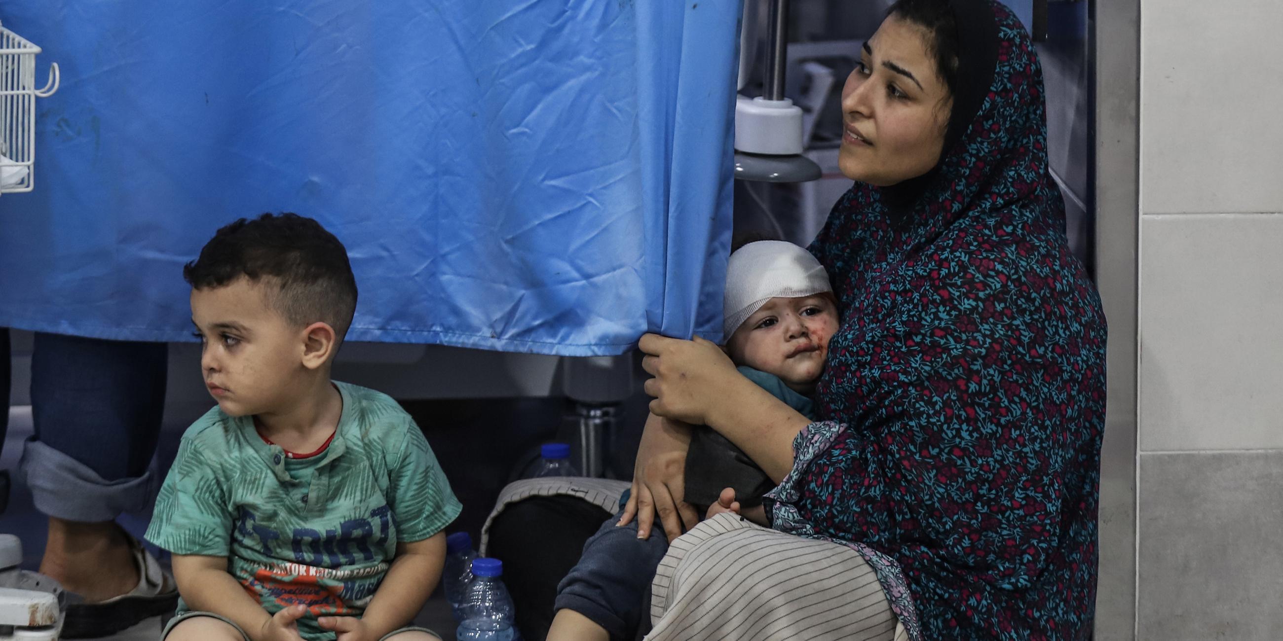 Archiv: Eine Palästinenserin hält ihr Baby, das bei einem israelischen Luftangriff verletzt wurde, nach der Behandlung im Shifa-Krankenhaus. (19.10.2023)