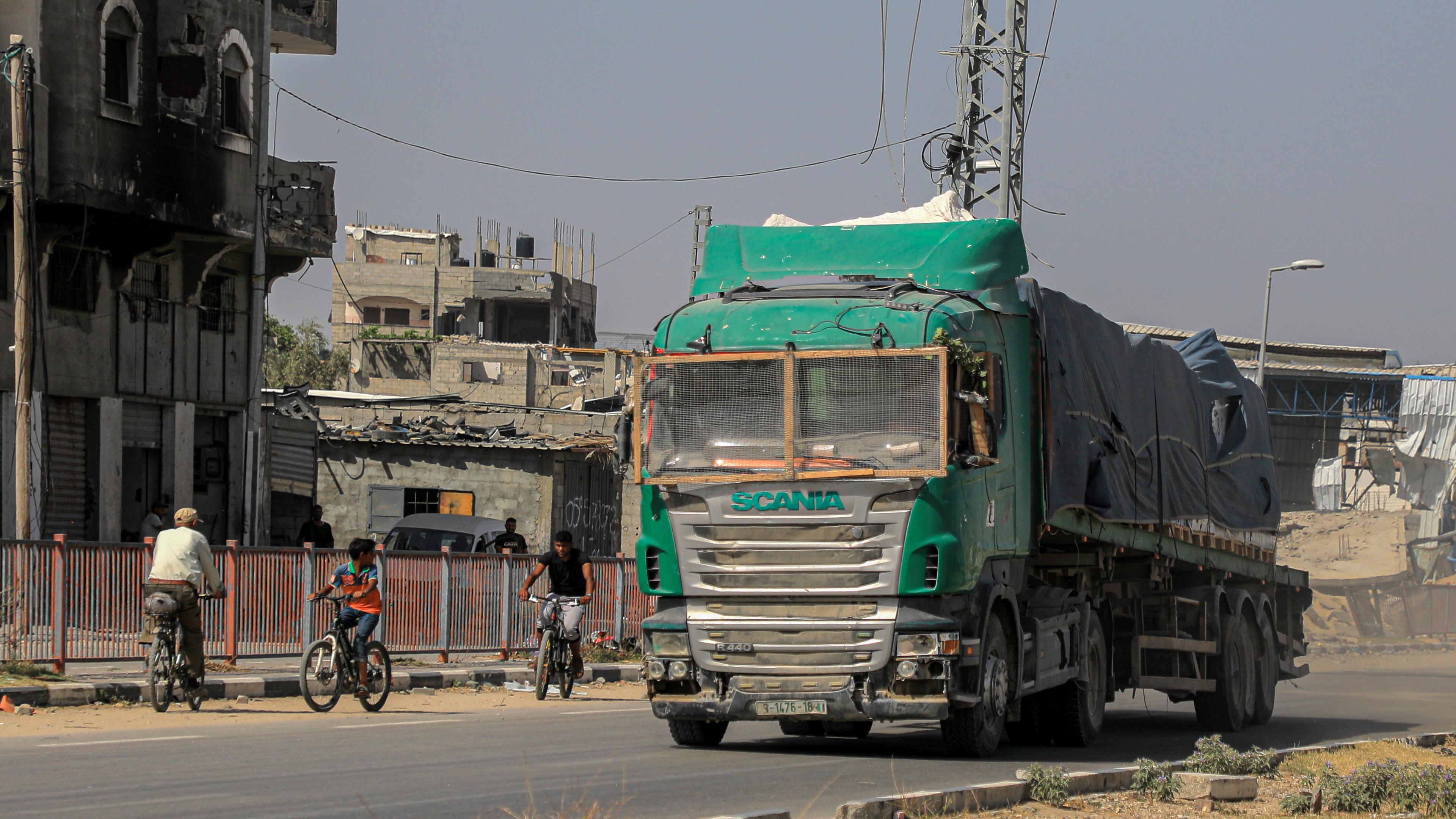 Ein mit Hilfsgütern beladener Lastwagen ist im Zentrum des Gazastreifens zu sehen. 