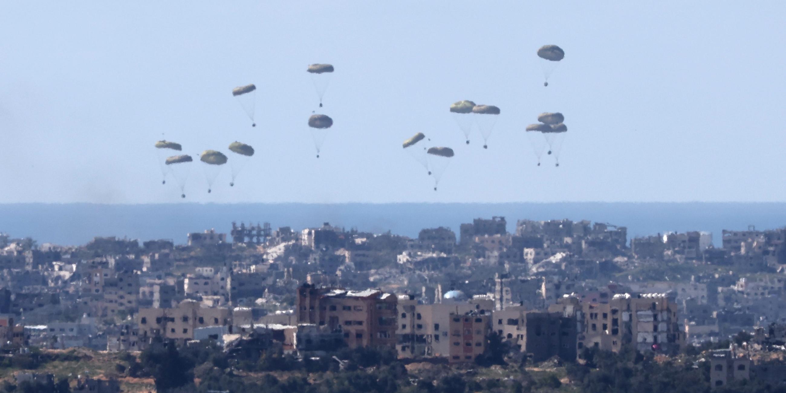 Die US-Streitkräfte werfen Hilfsgüter über dem Gazastreifen ab