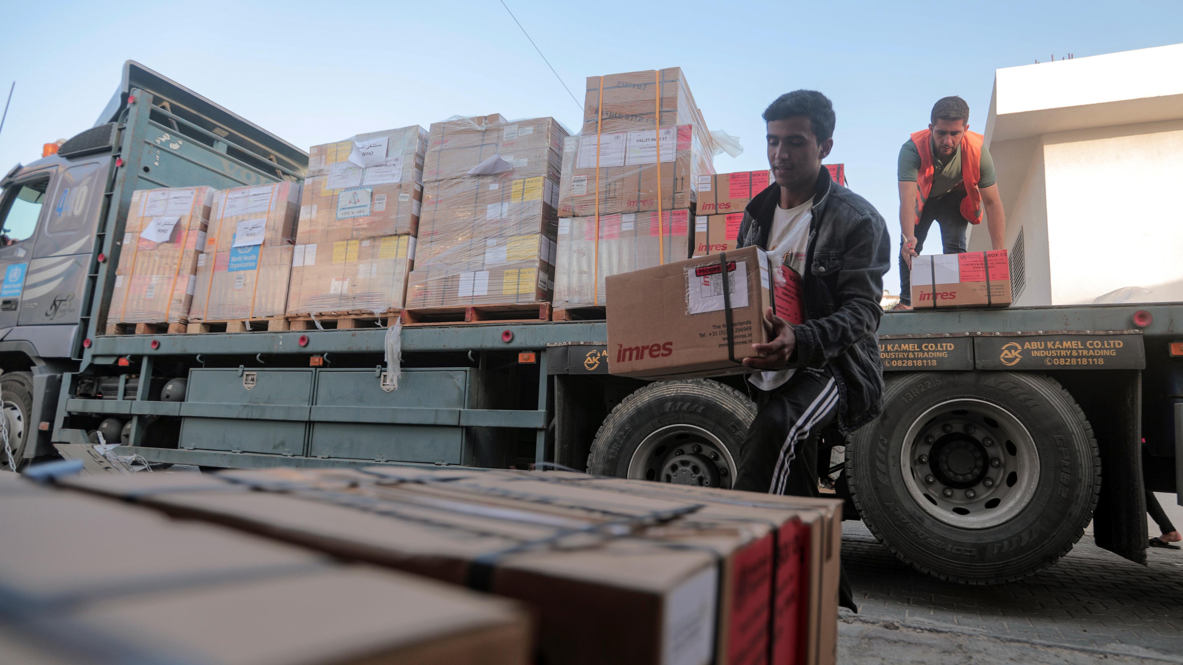 Palästinenser laden in der Stadt Khan Younis im südlichen Gazastreifen Kisten mit Medikamenten aus einem Lastwagen aus, der am Nasser Medical Complex angekommen ist und zu den Hilfslieferungen gehört, die am Sonntag über den Grenzübergang Rafah in den Gazastreifen gelangt sind.