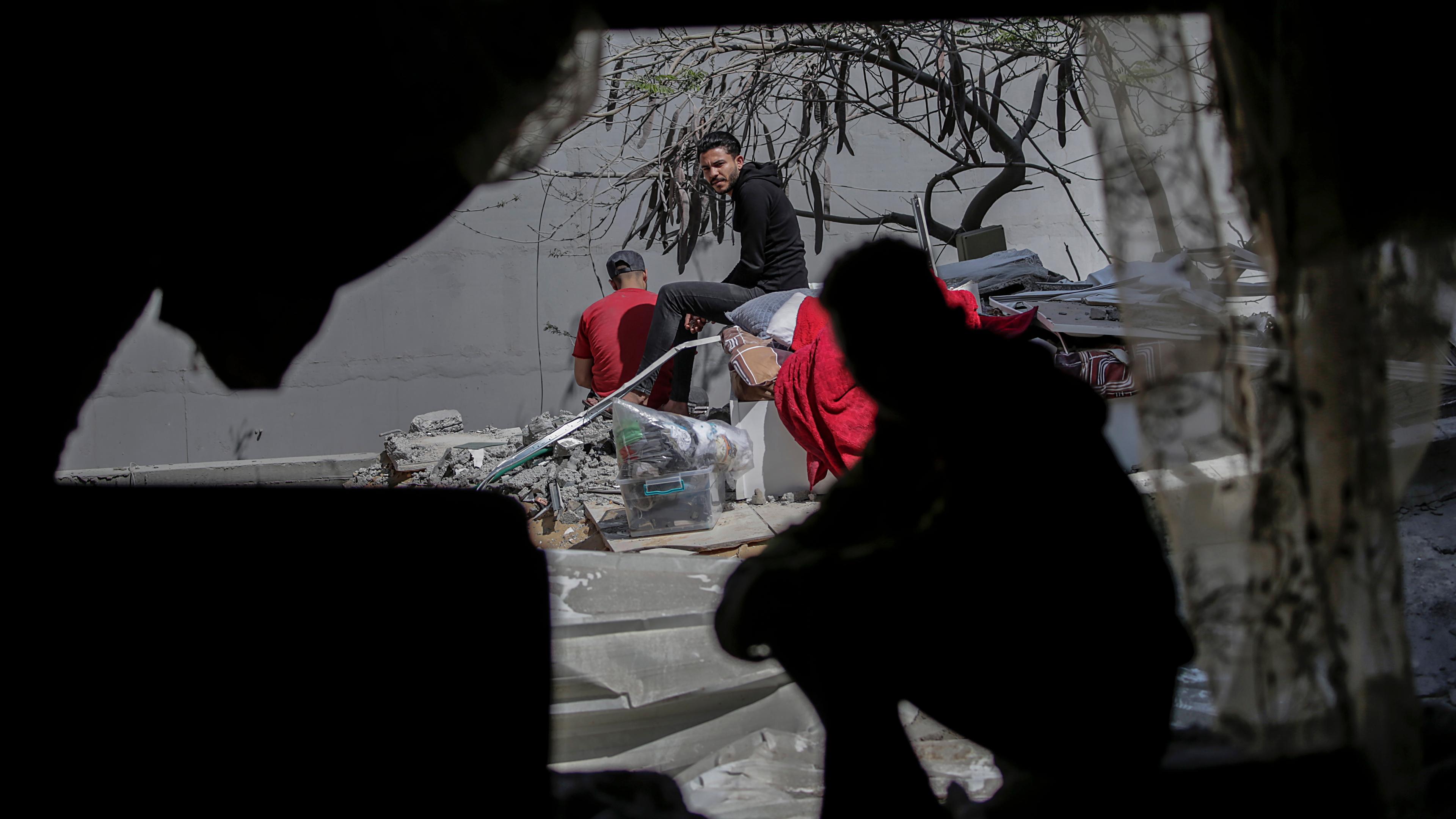 Palästinenser sitzen in einem zerstörten Haus nach einem israelischen Luftangriff im Gazastreifen