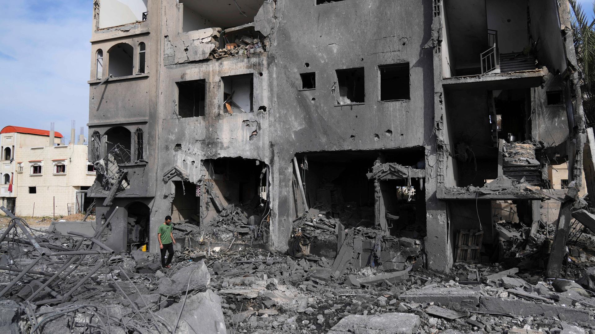 Ein Palästinenser geht am Donnerstag, dem 15. Mai 2025, über die Trümmer des Hauses der Familie Al-Zainati, das durch israelische Luftangriffe in Khan Younis im Gazastreifen zerstört wurde.