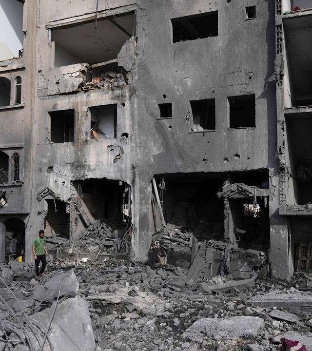 Ein Palästinenser geht am Donnerstag, dem 15. Mai 2025, über die Trümmer des Hauses der Familie Al-Zainati, das durch israelische Luftangriffe in Khan Younis im Gazastreifen zerstört wurde.