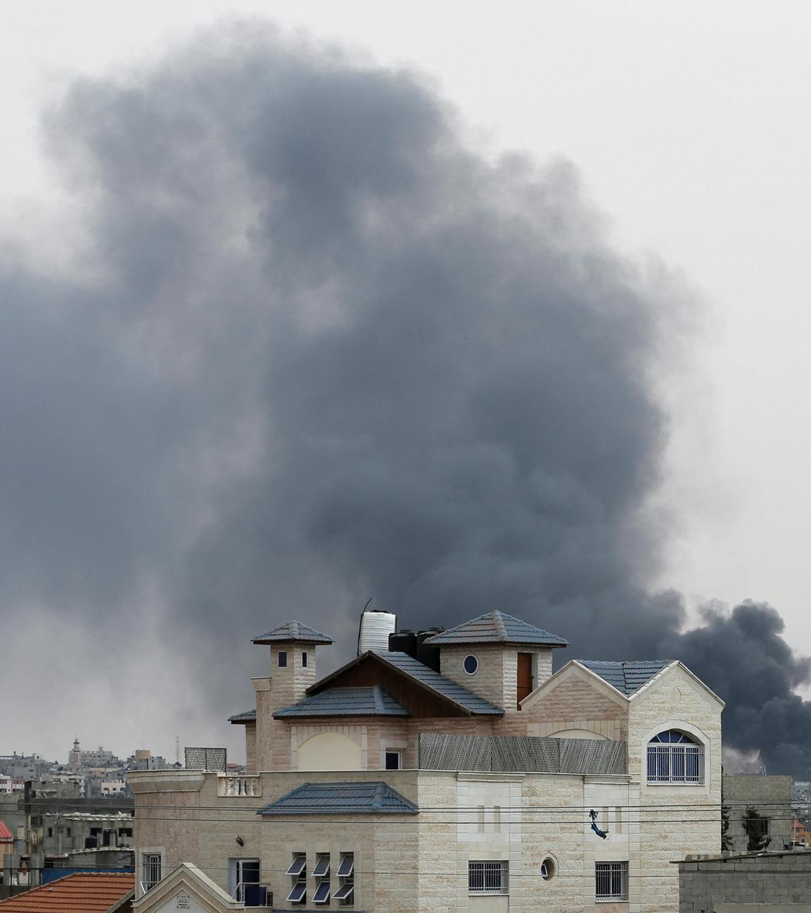 Nach israelischen Angriffen während einer Militäroperation in Rafah im südlichen Gazastreifen steigt Rauch auf
