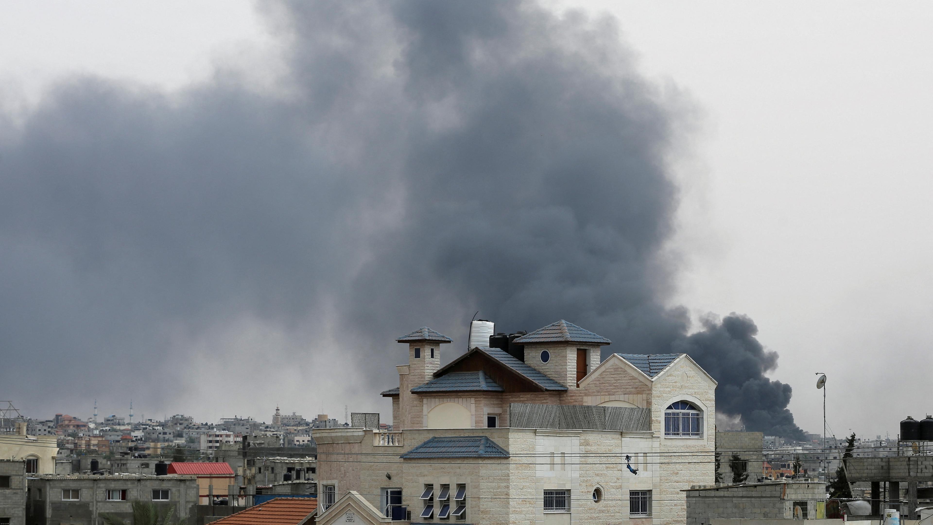 Nach israelischen Angriffen während einer Militäroperation in Rafah im südlichen Gazastreifen steigt Rauch auf