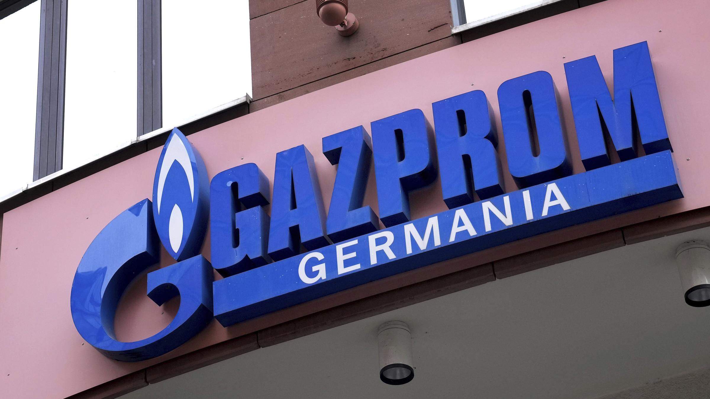 Berlin: Das Logo von Gazprom Germania GmbH, Tochterunternehmen der Gazprom Export des russischen Gasversorgers Gazprom, ist an der Fassade der Gazprom Germania-Zentrale angebracht.