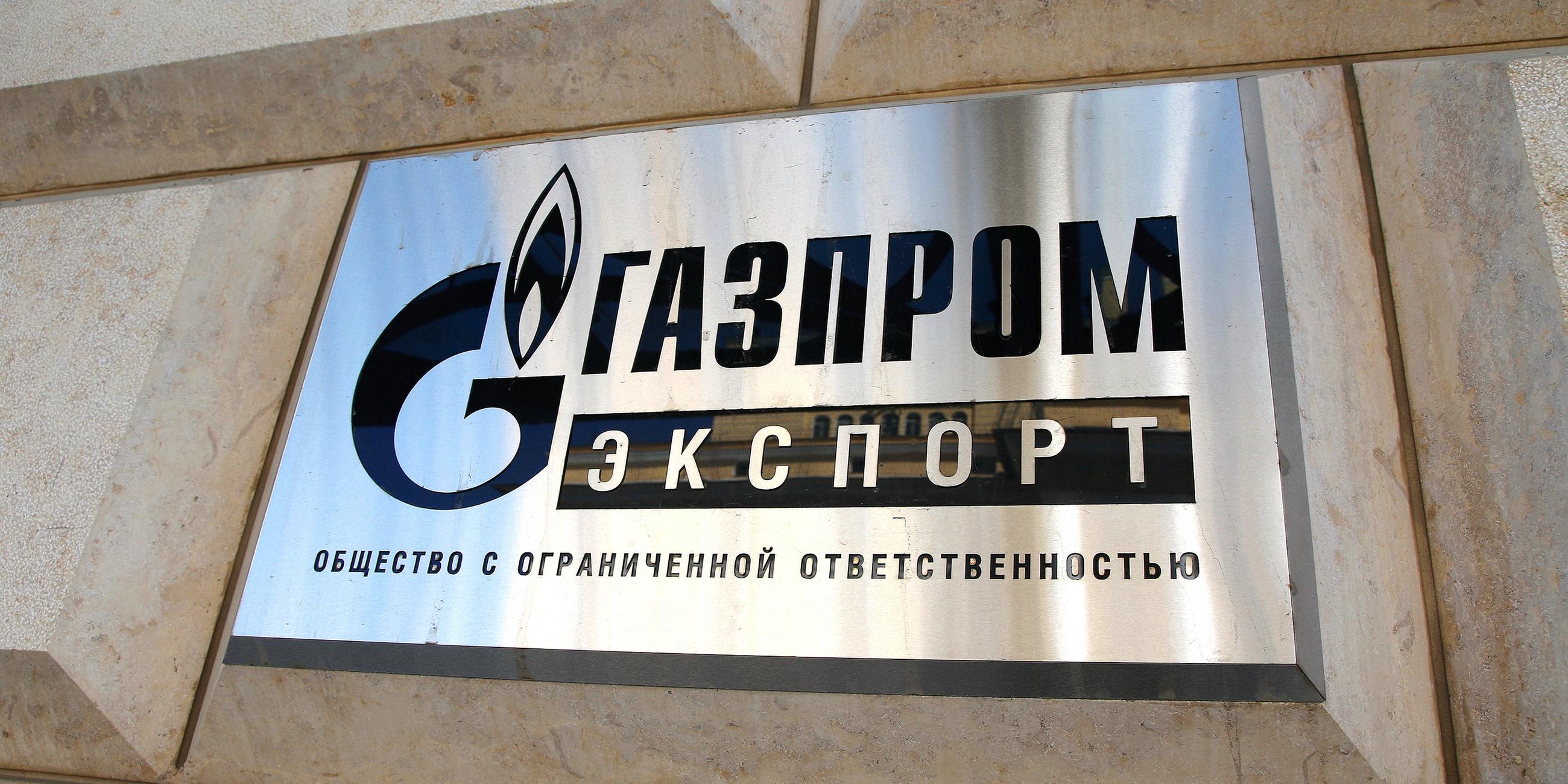 Gazprom-Schild an einem Gebäude in St. Petersburg