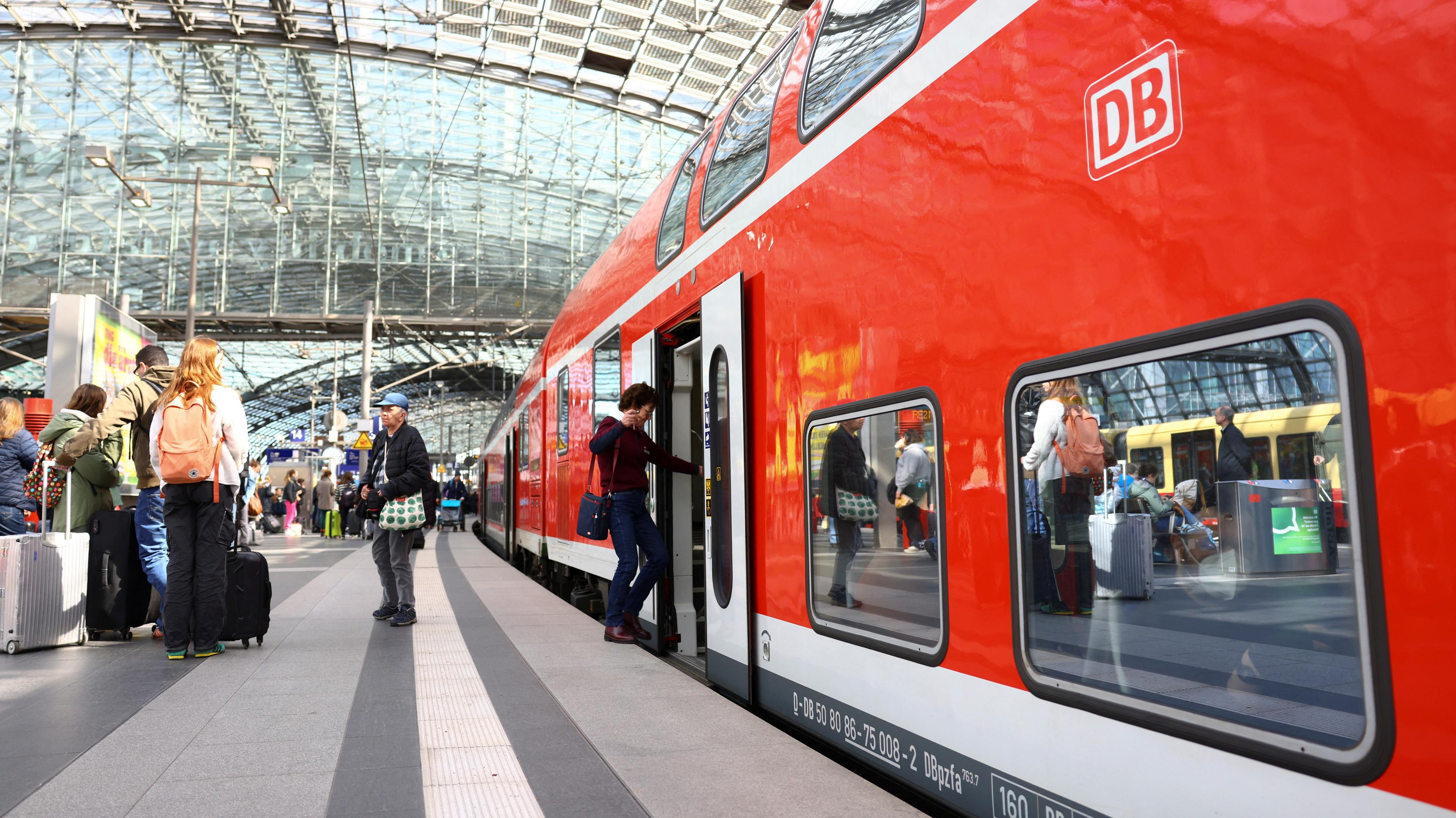 Passagiere steigen in einen Zug am Berliner Hauptbahnhof ein