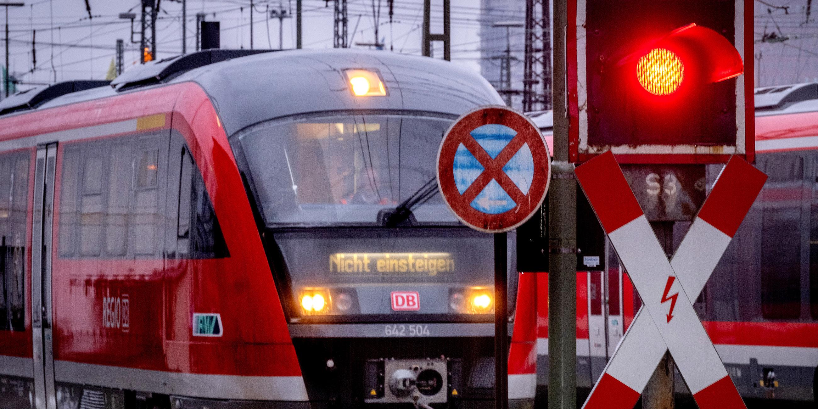 Zug hält vor einem roten Haltezeichen am Frankfurter Bahnhof