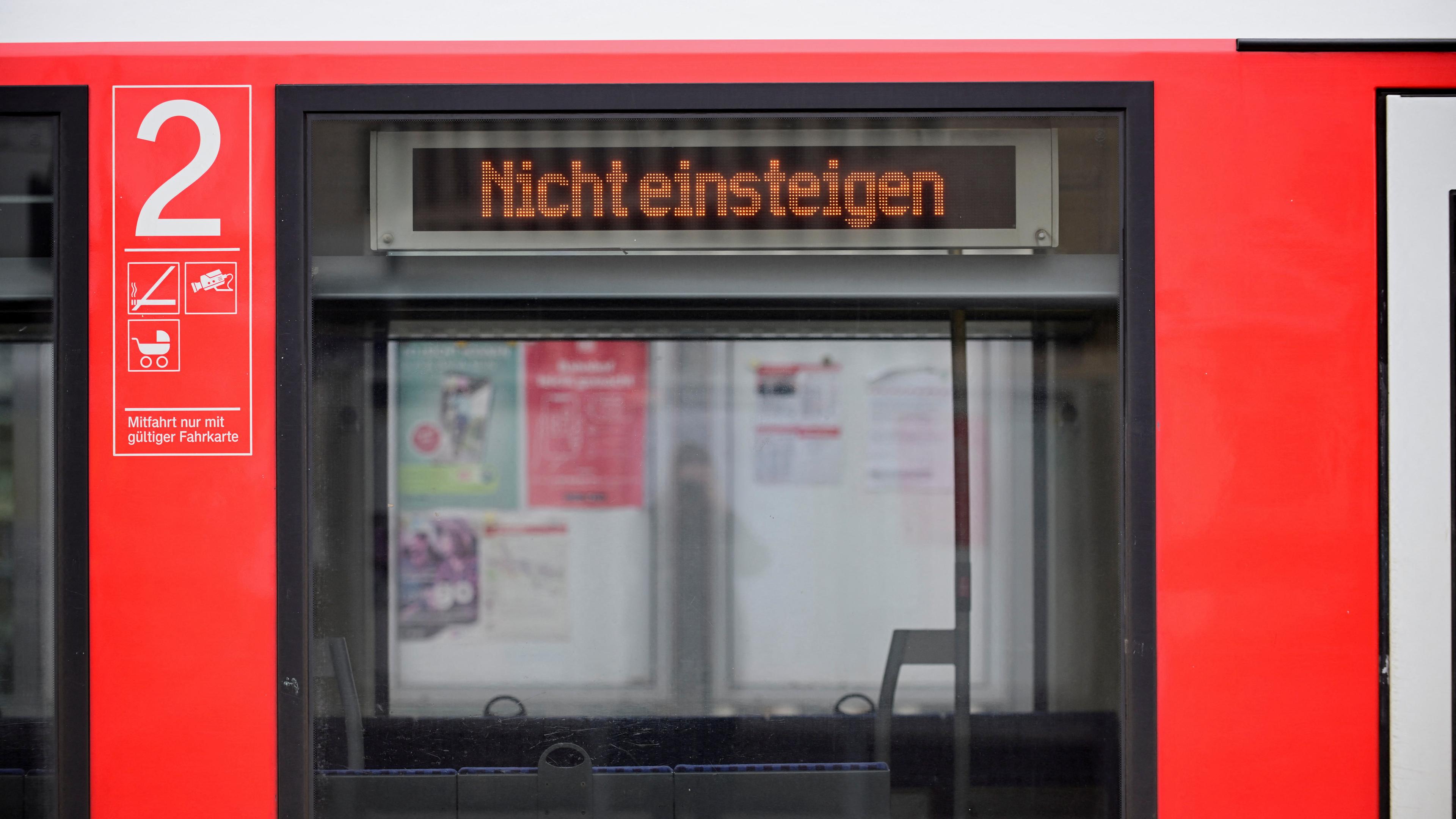 Auf einem roten Regionalzug ist auf der Anzeige "Nicht einsteigen" zu lesen.