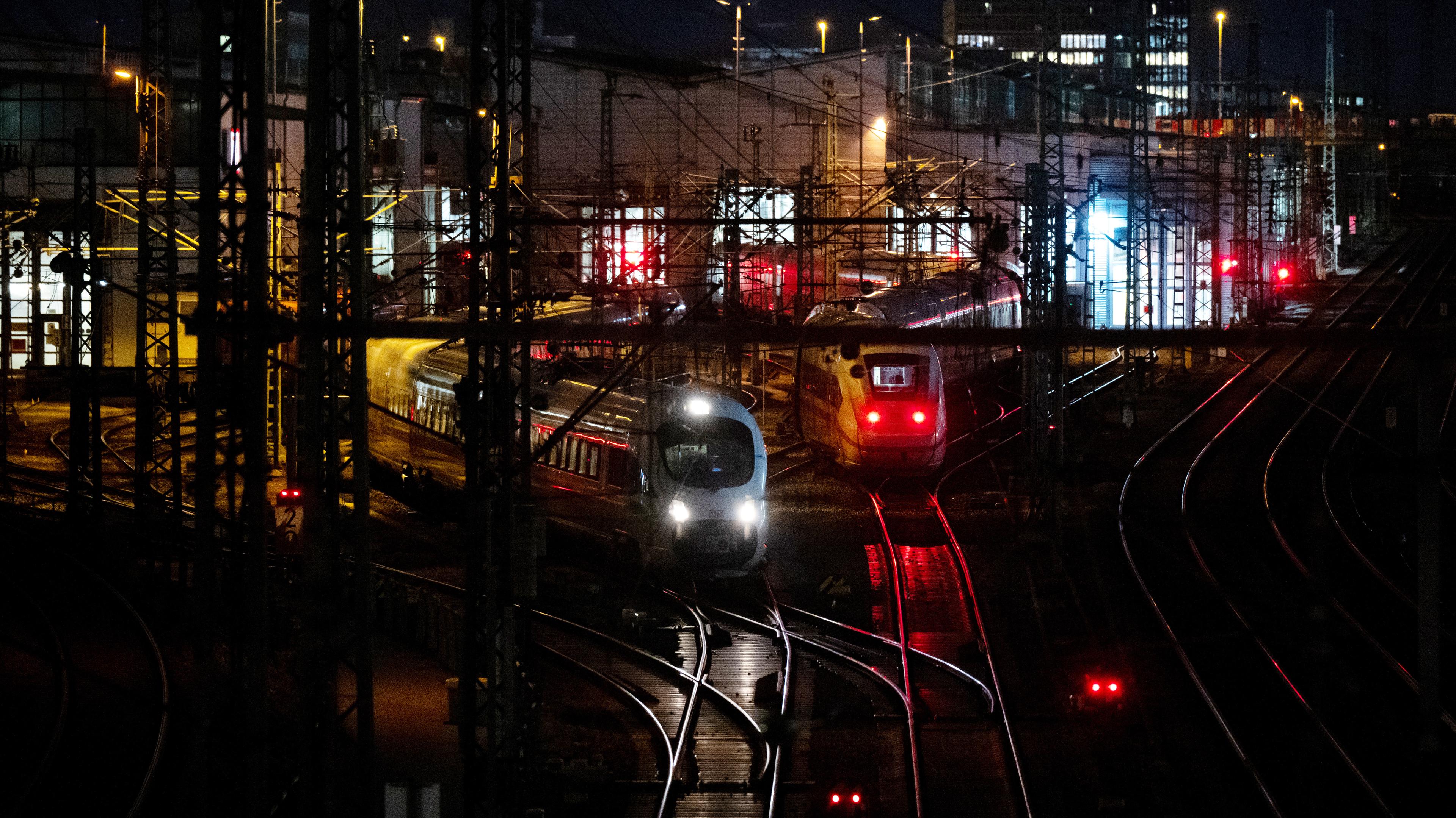Bayern, München: Züge stehen auf der Gleisanlagen in der Nähe des Hauptbahnhofs.