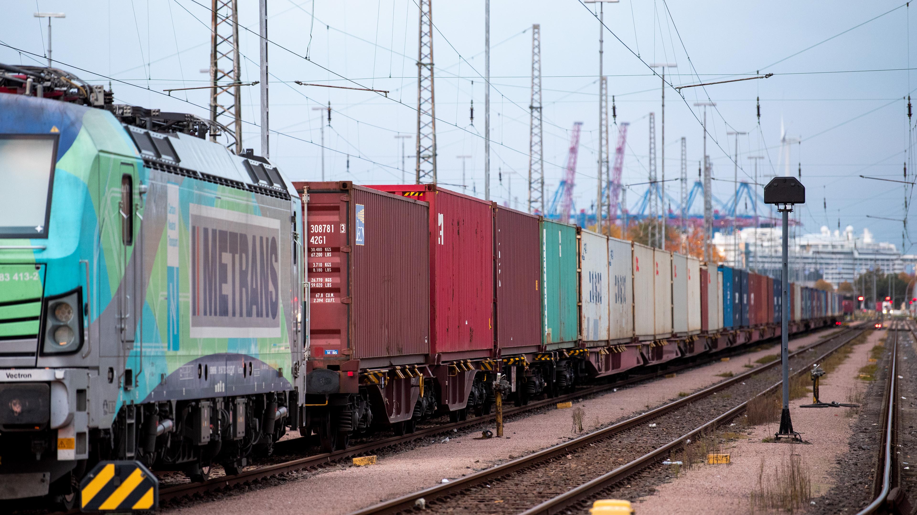 Ein Güterzug mit Containern auf Frachtwagen ist im Hamburger Hafen unterwegs. 