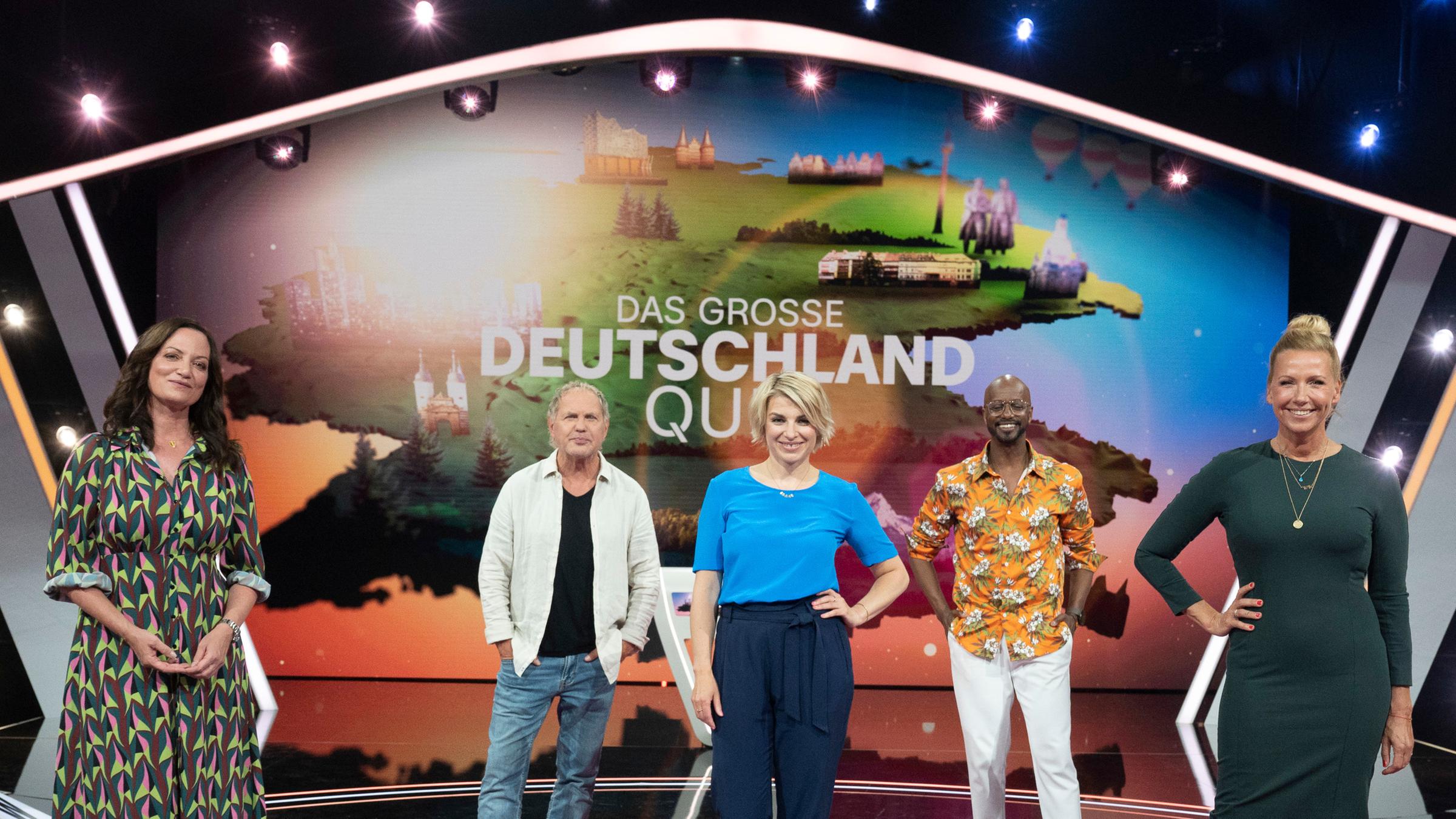 "Das große Deutschland-Quiz": Im Studio des "großen Deutschland-Quiz" stehen: Natalia Wörner, Uwe Ochsenknecht, Sabine Heinrich, Yared Dibaba und Andrea Kiewel. Auf der LED-Wand im Hintergrund das Logo der Sendung.