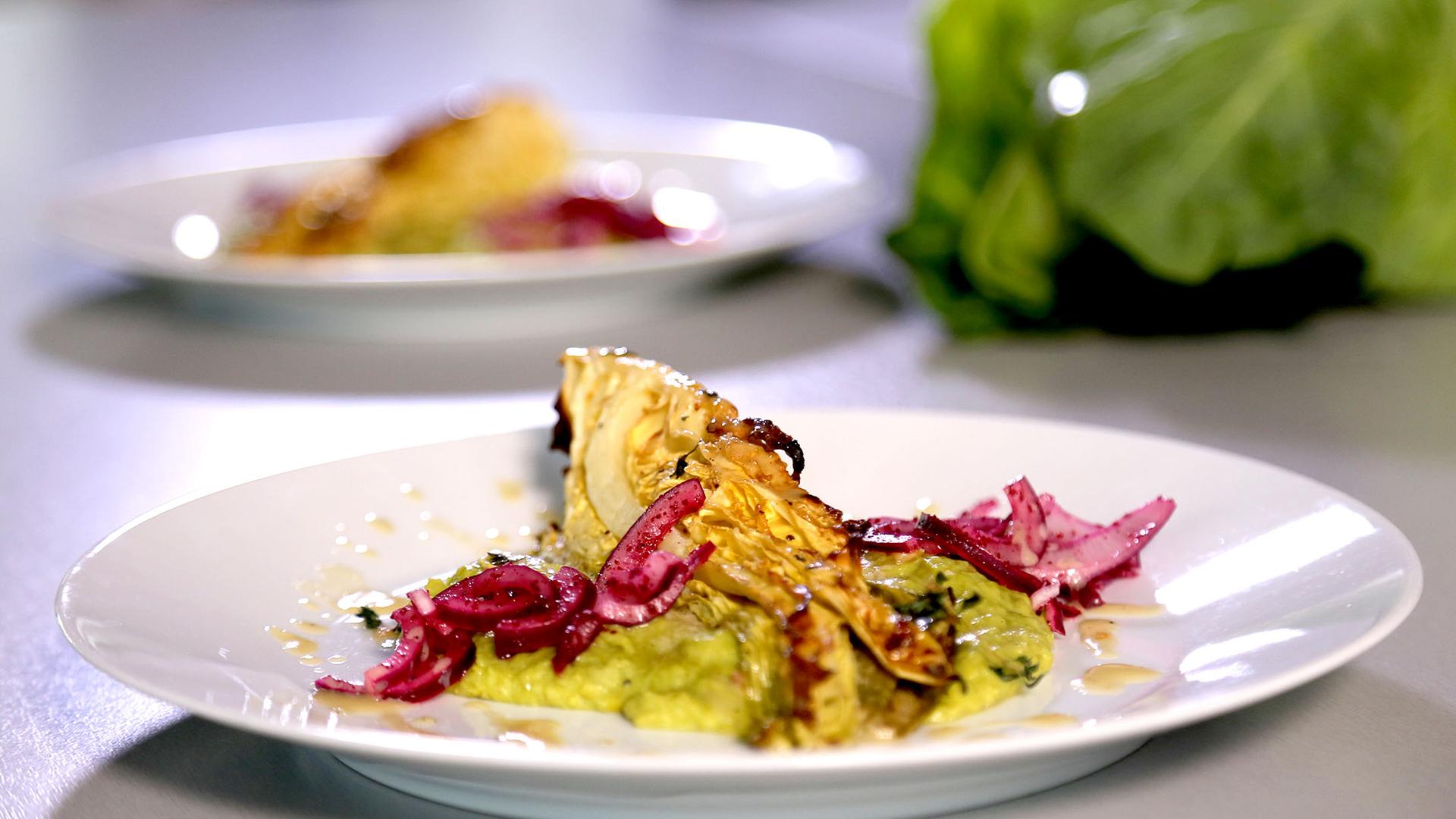 Rezept Spitzkohl Auf Erbsenpuree Zdfmediathek