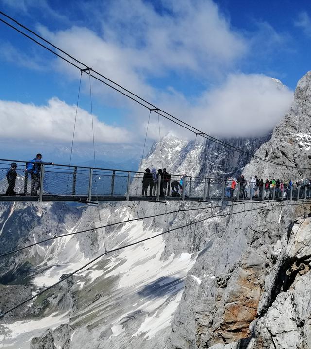 eine gigantische Hängebrücke