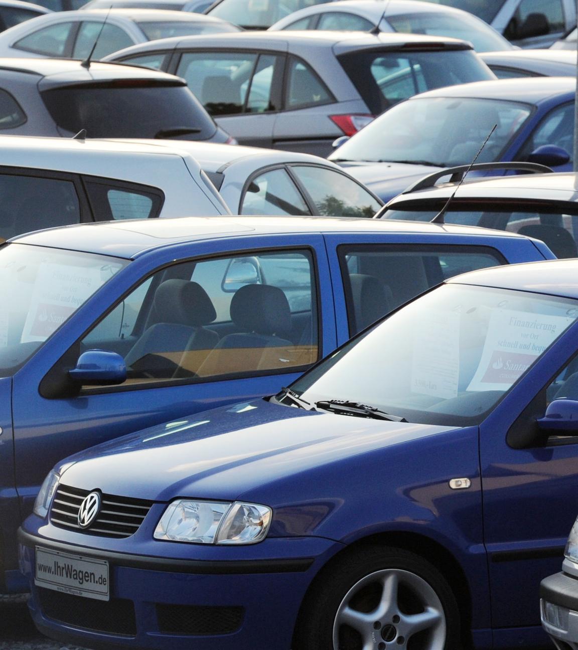 Archiv: Gebrauchtwagen stehen auf dem Hof eines Gebrauchtwagenhändlers