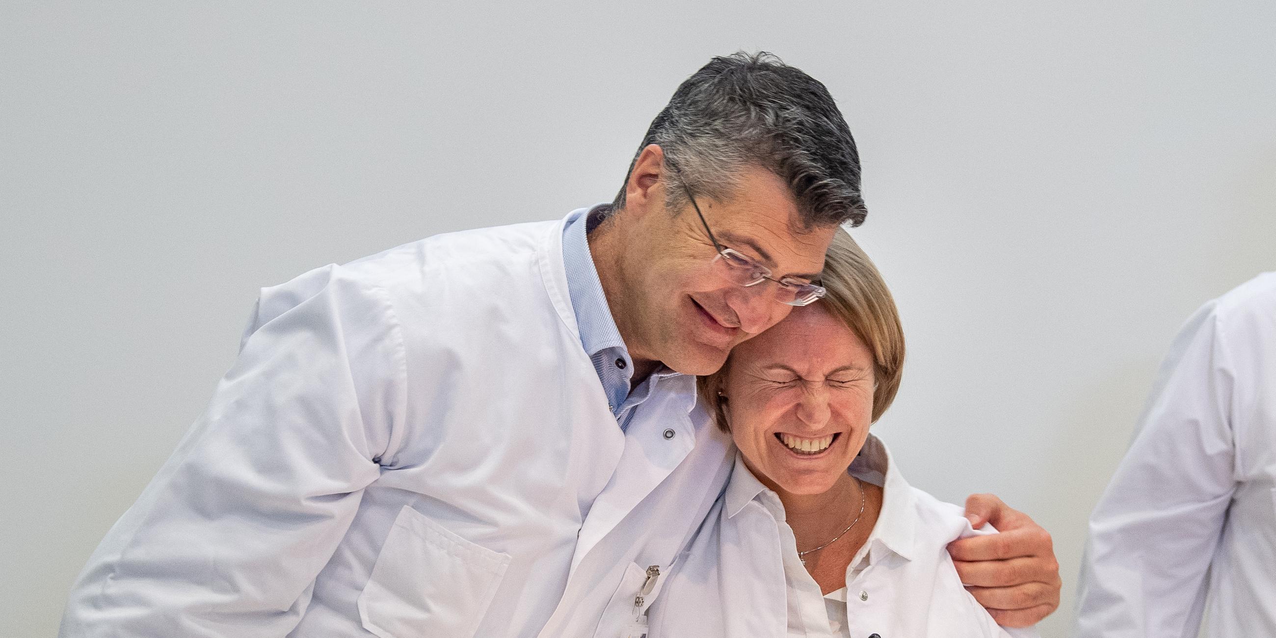 Zwei Ärzte des Universitätsklinikum Tübingen freuen sch über die Geburt