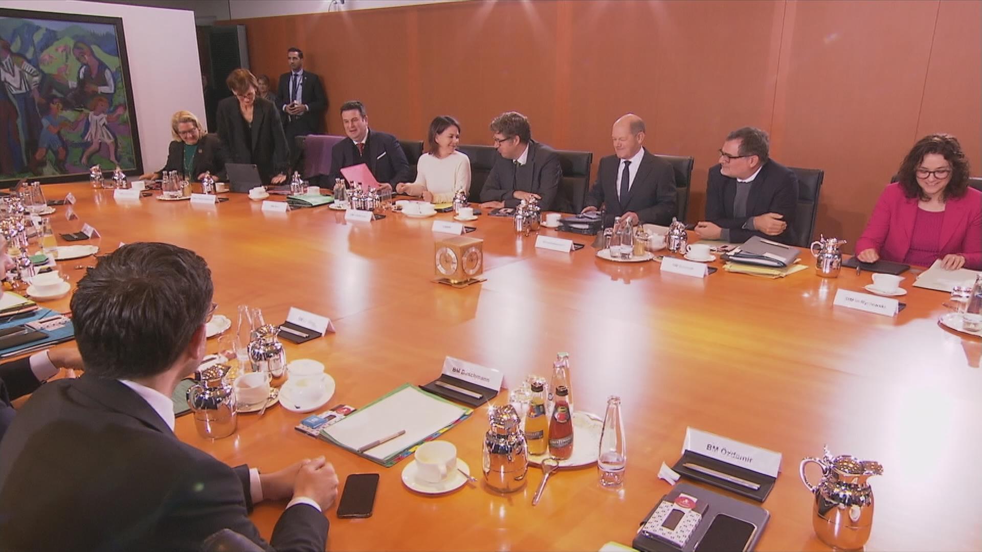 Großer Tisch mit den Angeordneten und regierenden Politikern der Ampel-Koalition.