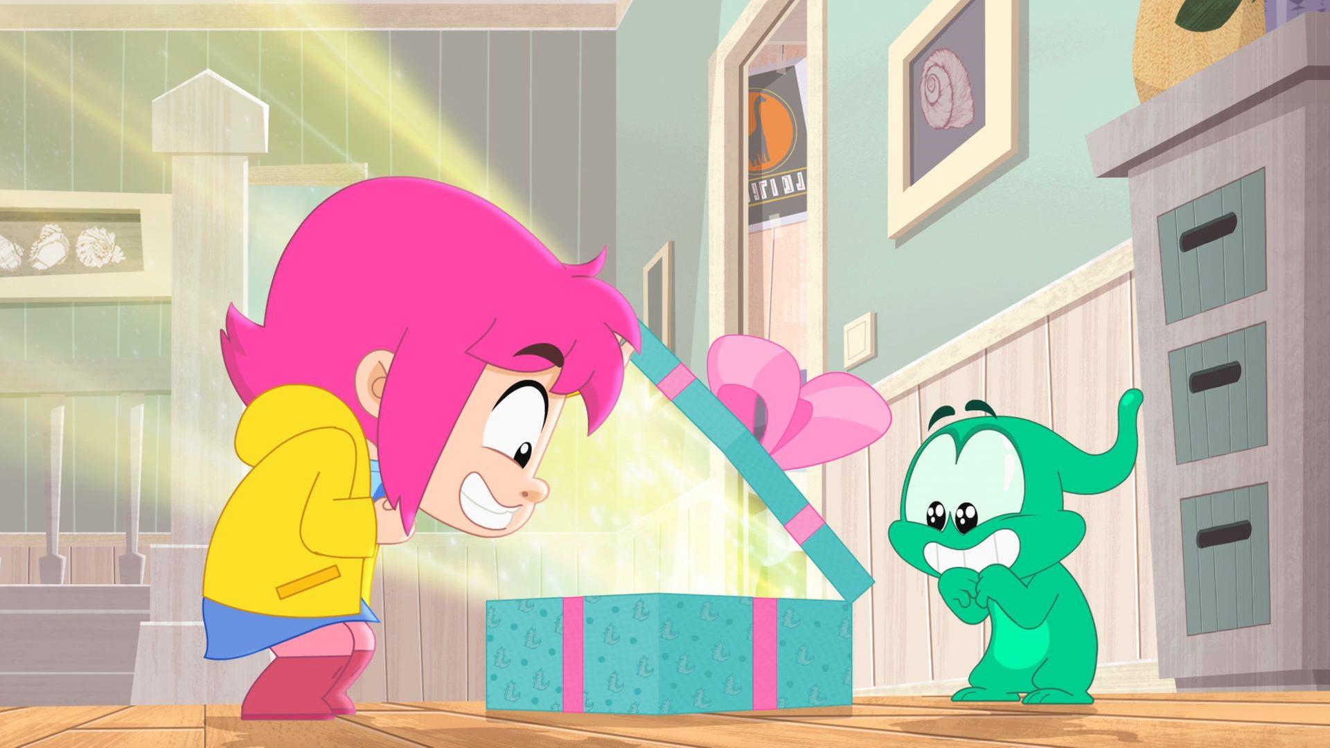 Ernest und Rebecca schauen gespannt auf ein etwas geöffnetes Geschenk.