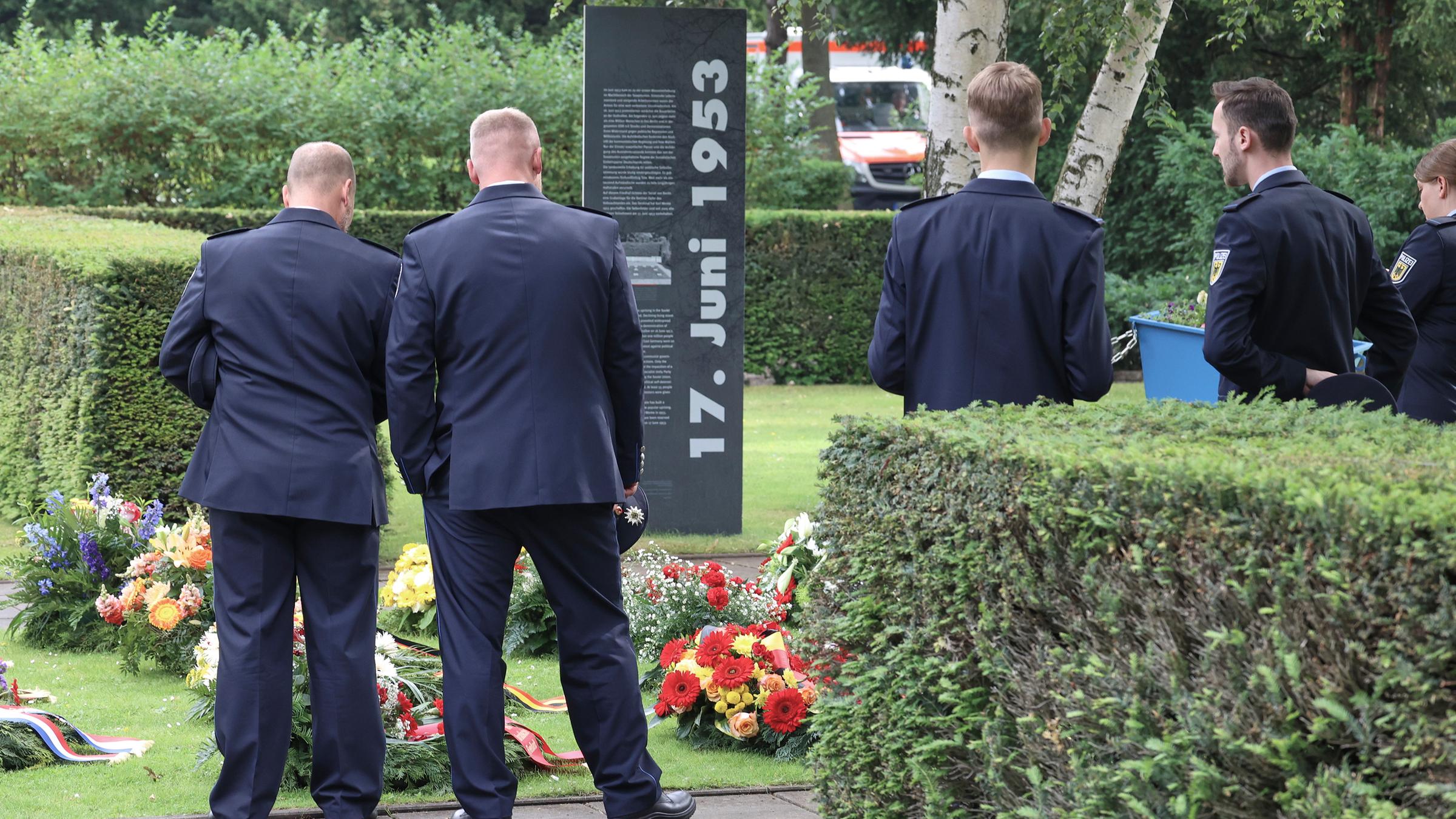 Kränze am Mahnmal für Opfer des Aufstands vom 17. Juni 1953
