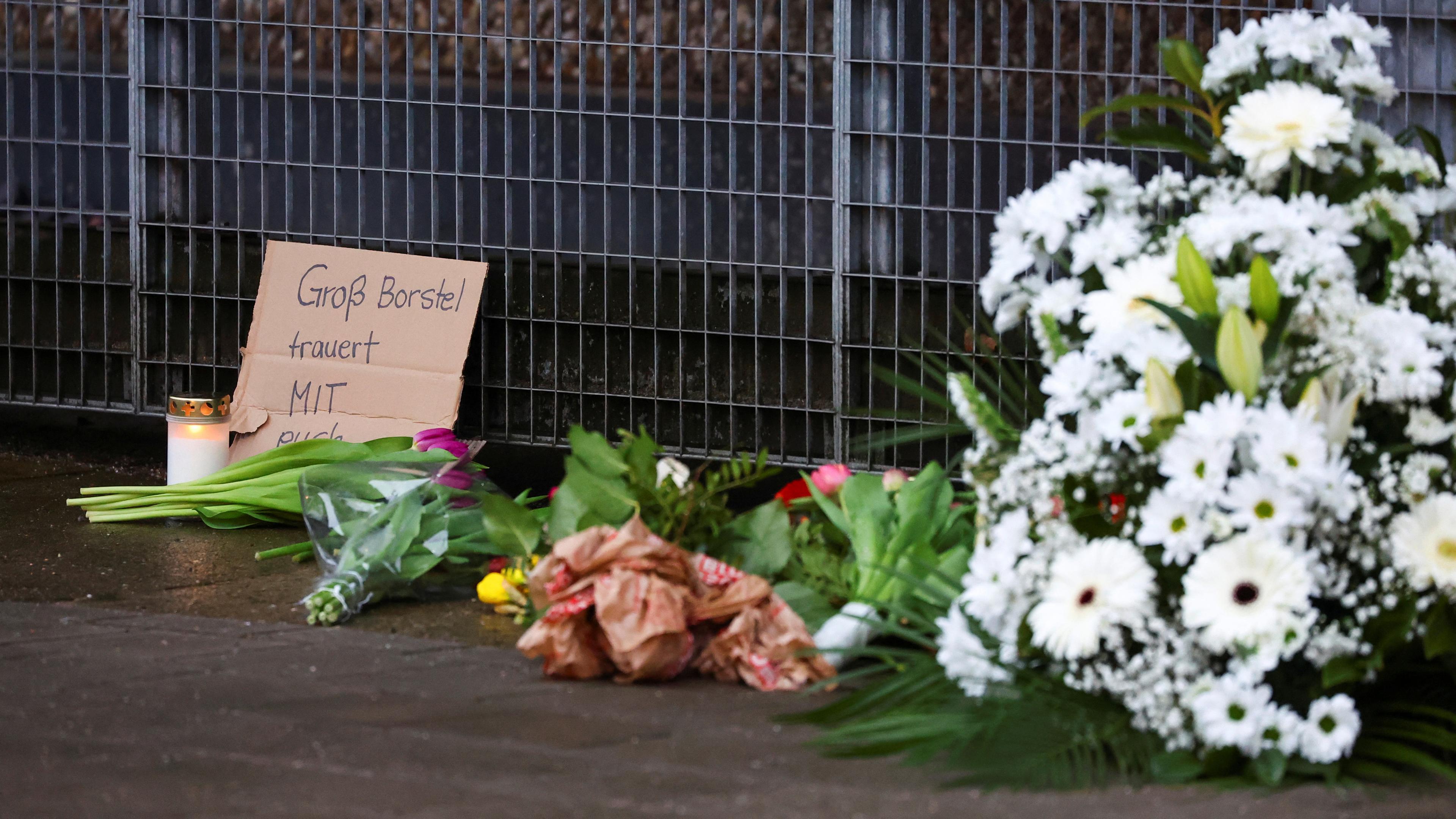 Blumen und Kerzen zum Gedenken nach Amoklauf in Hamburg