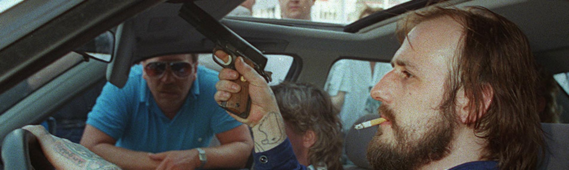 Archiv: Hans-Jürgen Rösner posiert mit einer Waffe während des Gladbecker Geiseldramas am 18.08.88 in Gladbeck, Deutschland.