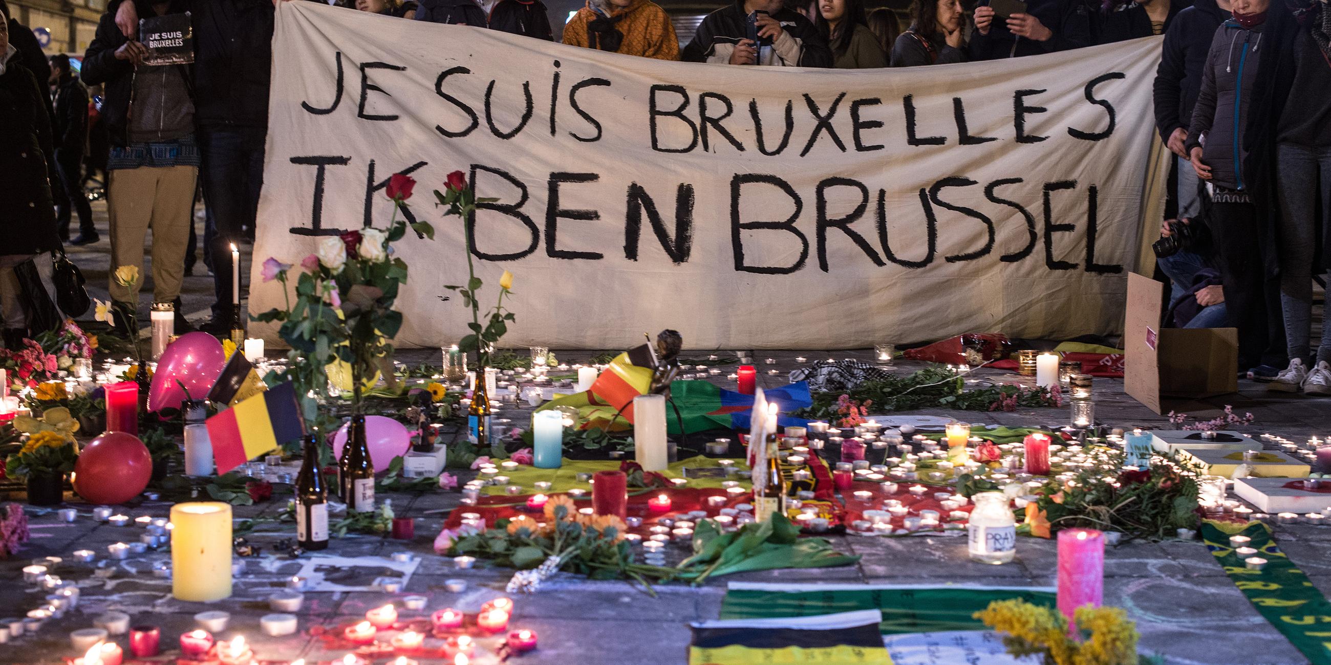 Passanten halten in Brüssel (Belgien) vor der Börse am Place de la Bourse ein Banner mit der Aufschrift "Je suis Bruxelles Ik ben Brussel". Archivbild