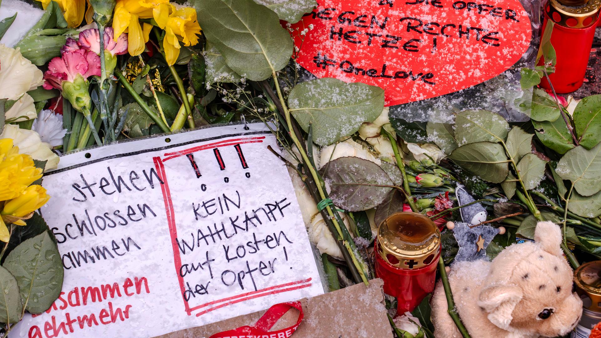 Kerzen und Blumen erinnern an die Opfer.