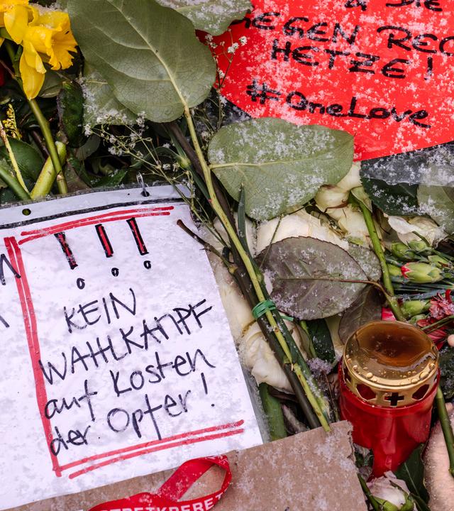 Kerzen und Blumen erinnern an die Opfer.