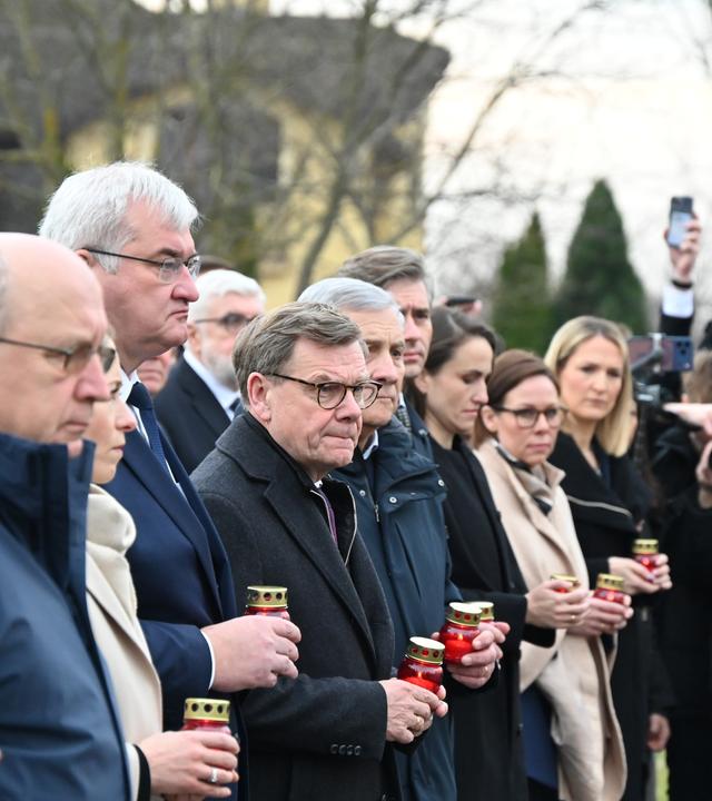 Die Gedenkfeier zum Jahrestag der Befreiung von Butscha. Außenminister Wadephul nimmt Teil und hält eine Kerze in der Hand. Neben ihm steht der ukrainische Außenminister Sybiha, mit ebenfalls einer Kerze in der Hand