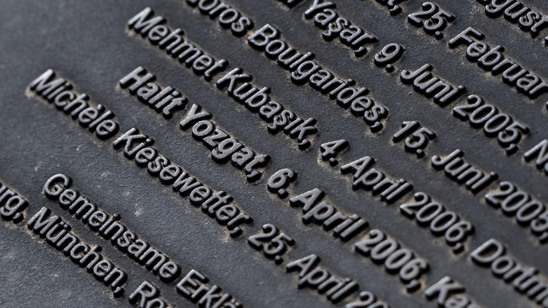 Kassel: Namen von Opfern stehen auf einer Stele bei der Gedenkfeier zum Todestag von NSU-Opfer Halit Yozgat.