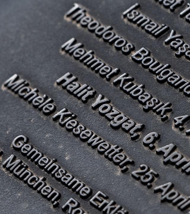 Kassel: Namen von Opfern stehen auf einer Stele bei der Gedenkfeier zum Todestag von NSU-Opfer Halit Yozgat.