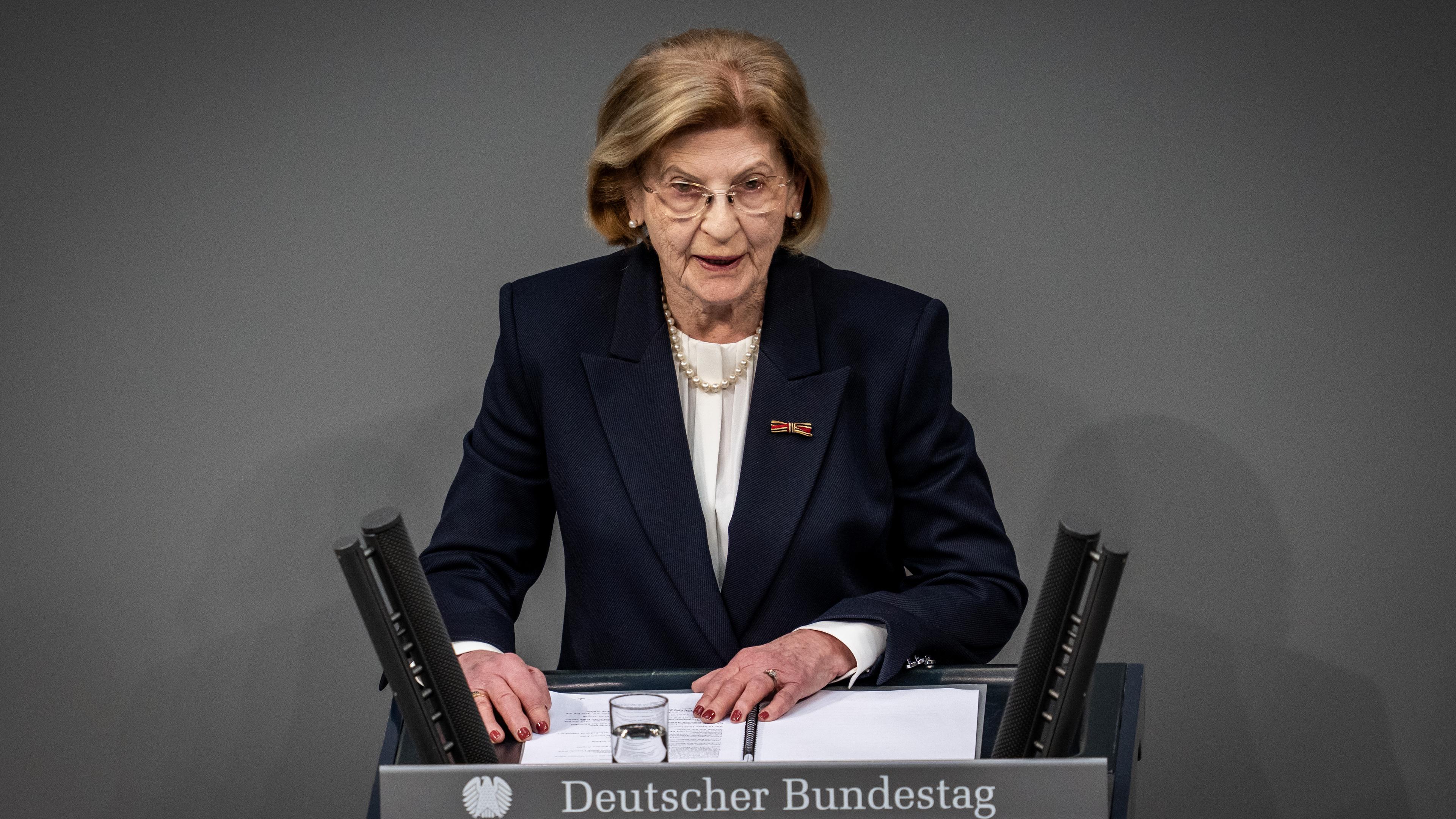 31.01.2024, Berlin: Die Holocaust-Überlebende Eva Szepesi spricht bei der Gedenkstunde des Deutschen Bundestages zum Tag des Gedenkens an die Opfer des Nationalsozialismus.