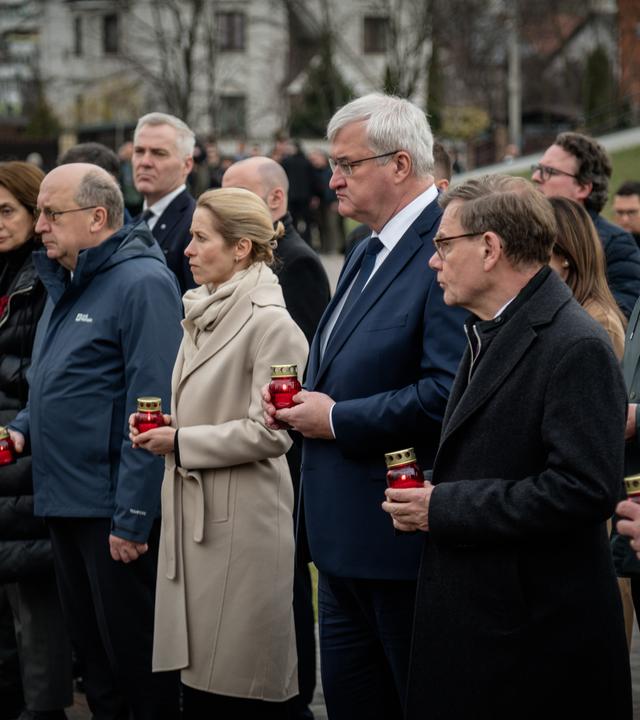 EU-Spitzenpolitiker nehmen an der Gedenkfeier des Masskers von Butscha teil
