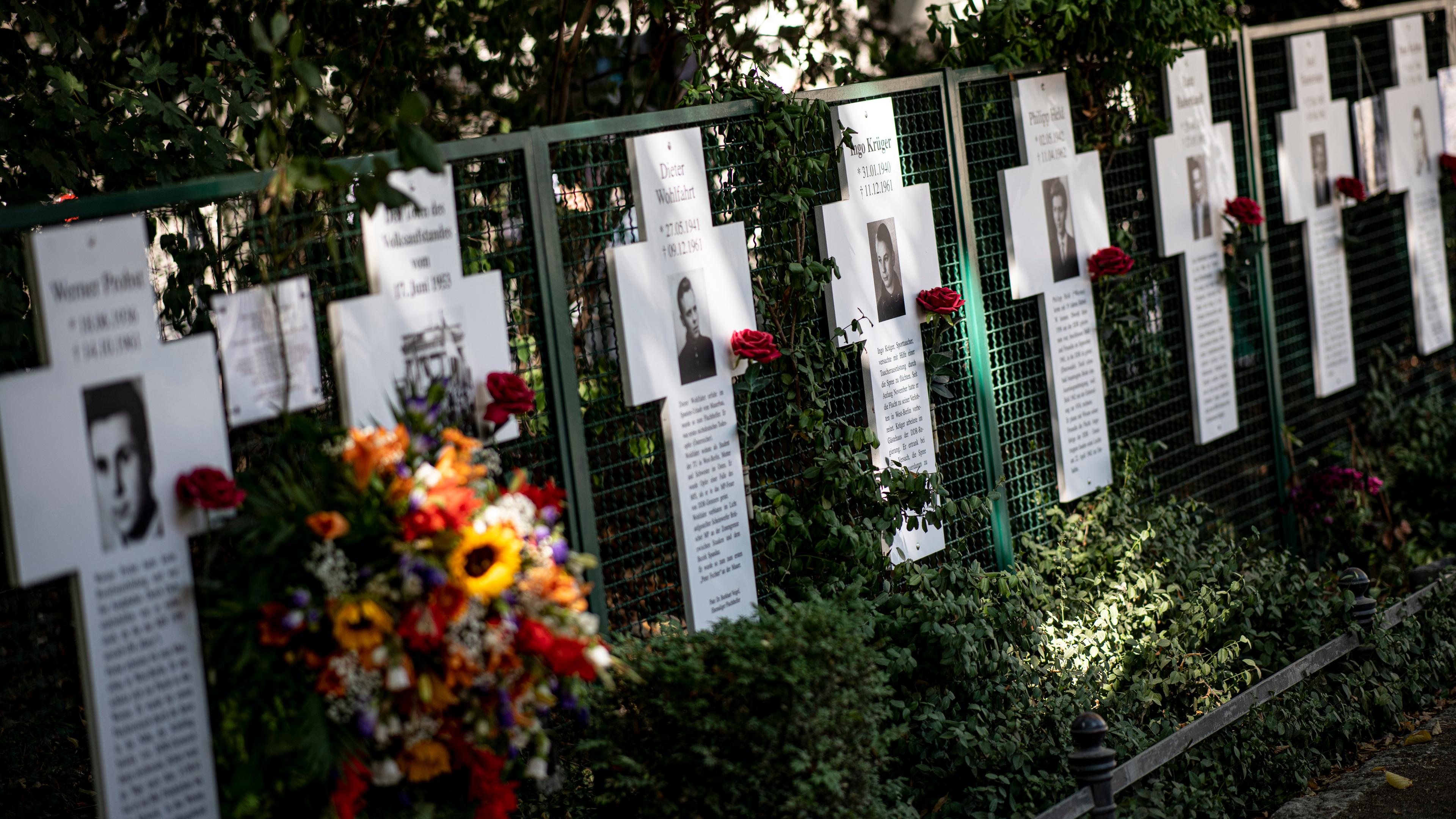 Berlin: Die weißen Gedenkkreuze an der Ebertstraße im Berliner Regierungsviertel sind mit Blumen geschmückt.