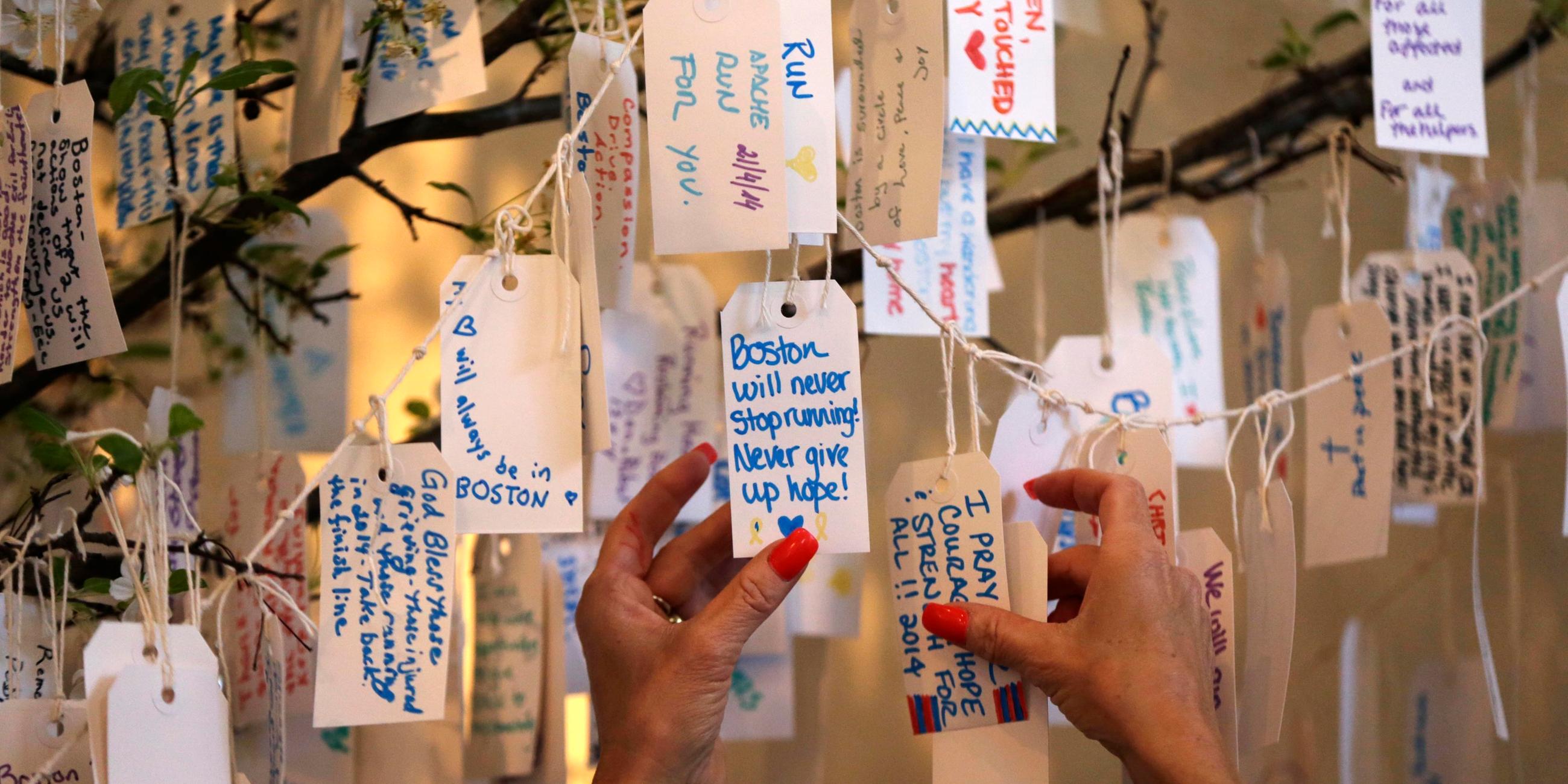 Anhänger am "Gedenkbaum" für die Opfer des Attentats beim Boston-Marathon 2013