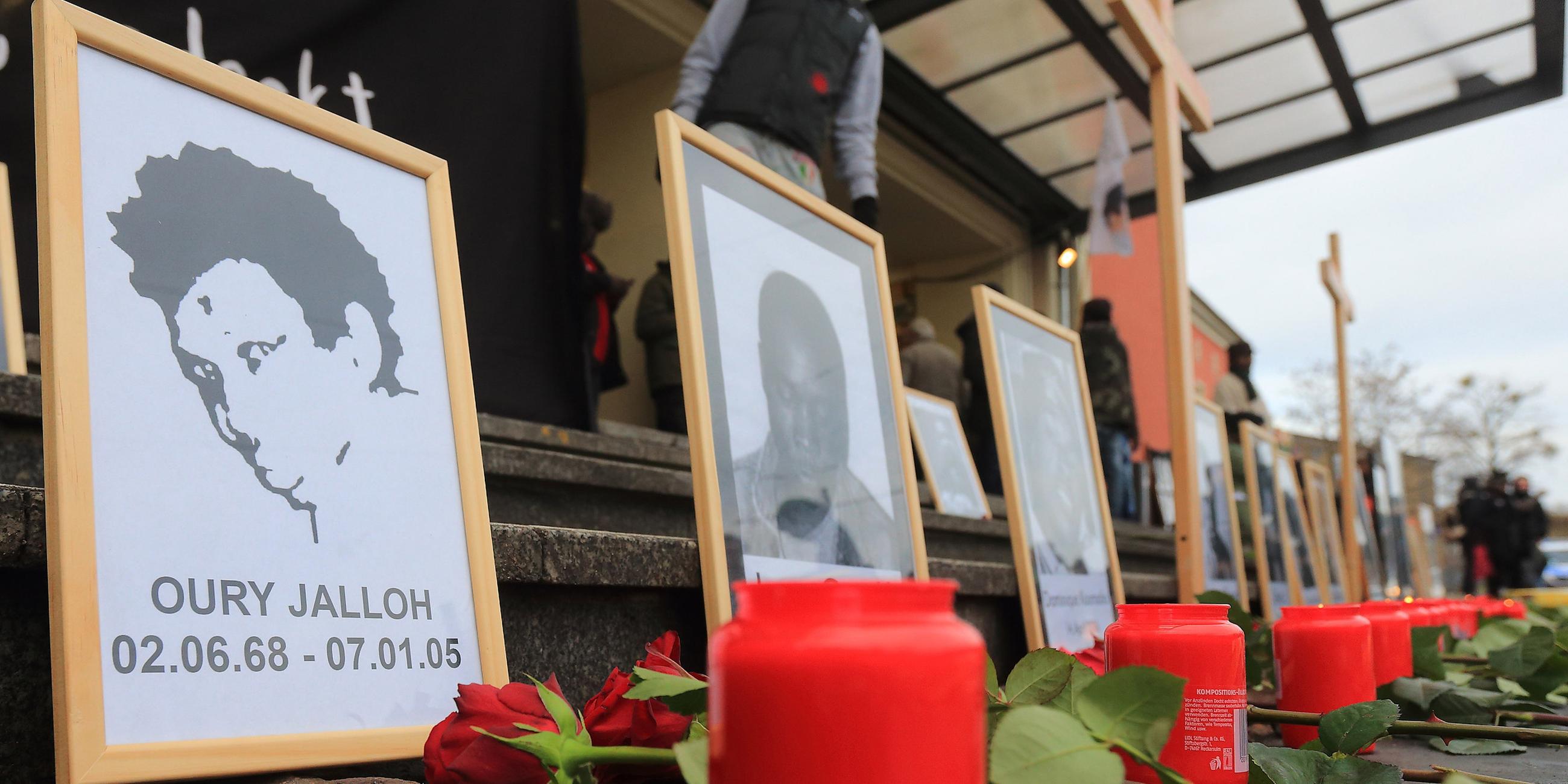 Gedenken an Oury Jalloh - Rosen und Kerzen vor Bildern des Asylbewerbers
