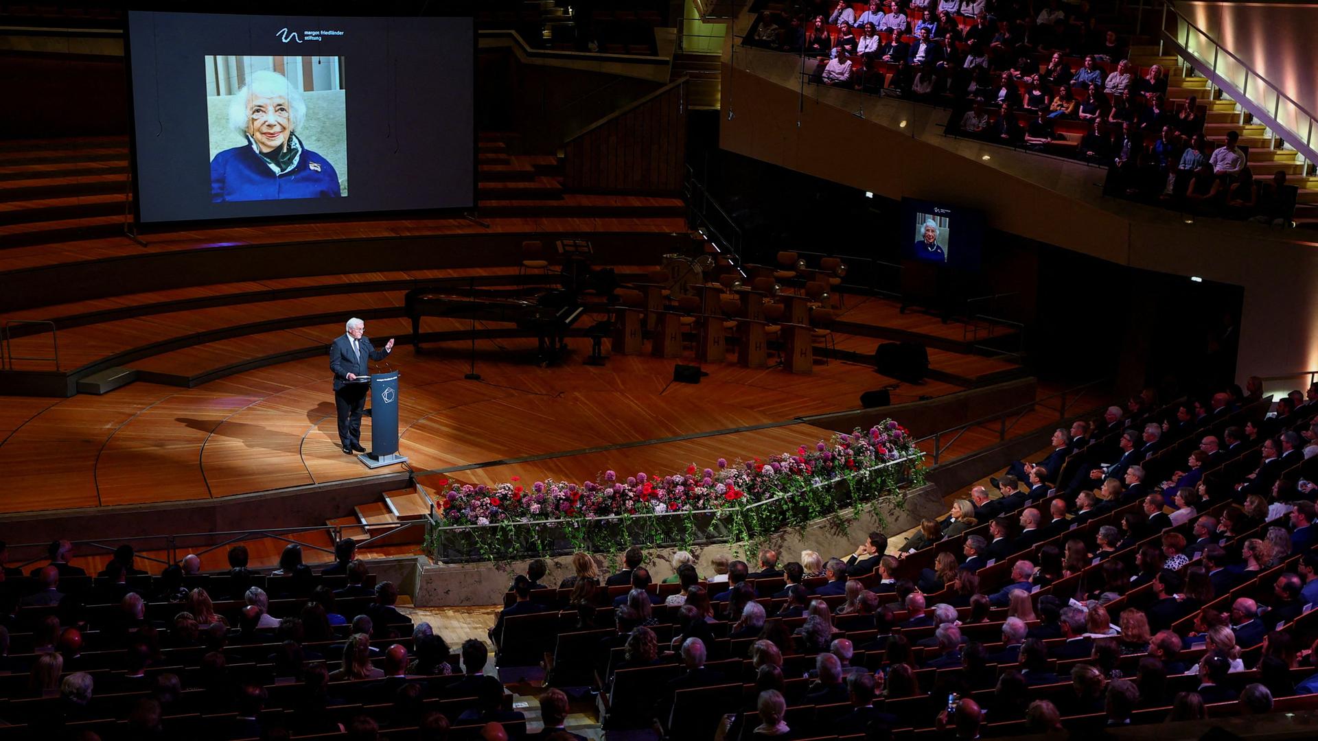 Bundespräsident Frank-Walter Steinmeier hält eine Rede bei der offiziellen Gedenkfeier für Margot Friedlaender.