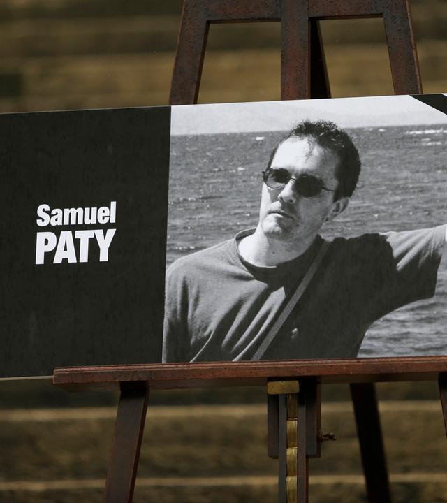 Das Porträt des ermordeten Lehrers Samuel Paty mit schwarzem Band