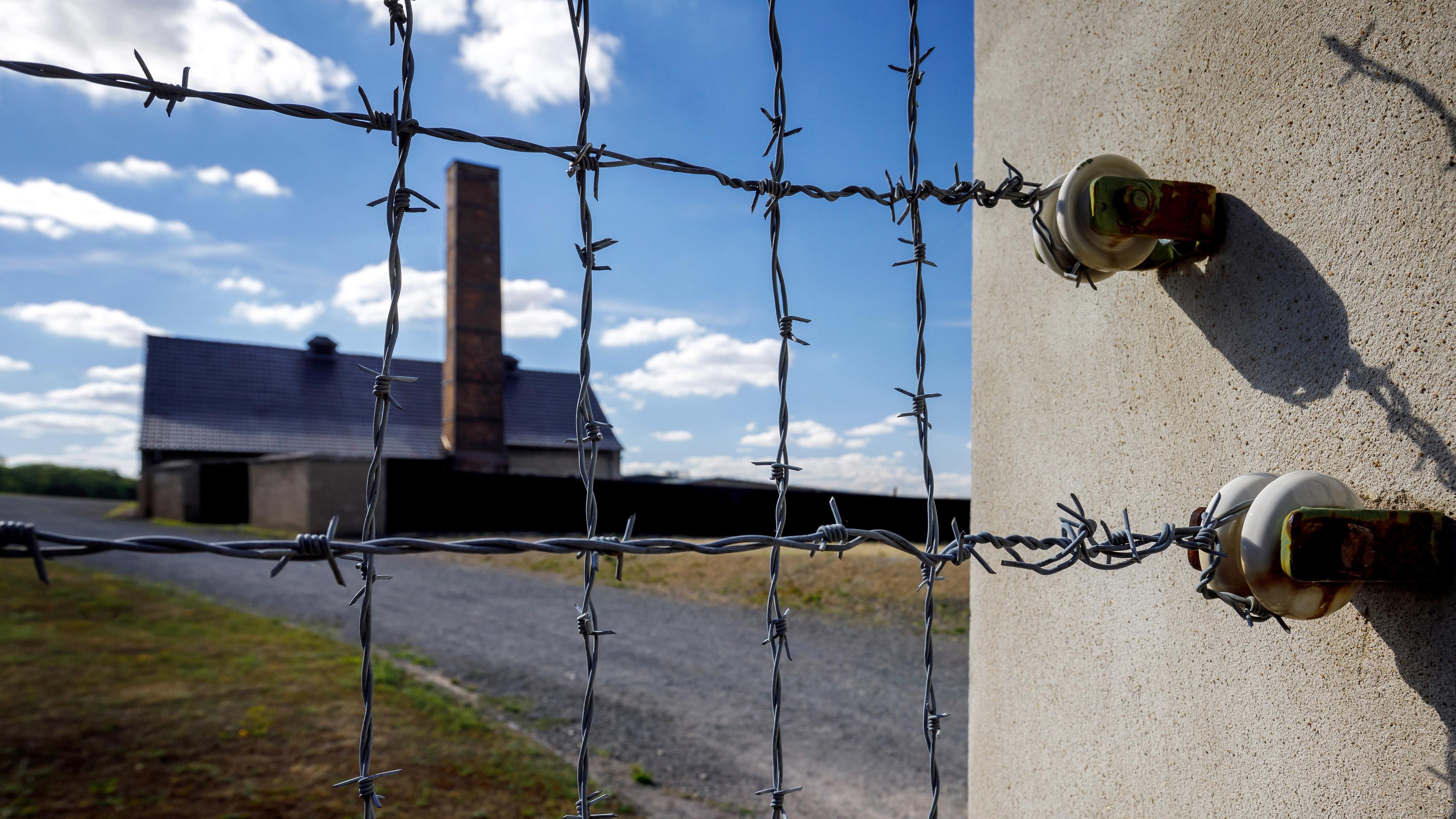 Stacheldrahtzaun des früheren KZ Buchenwald, aufgenommen am 06.08.2022