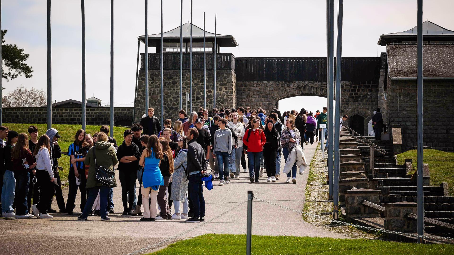 Besucher am Eingang der KZ-Gedenkstätte Mauthausen