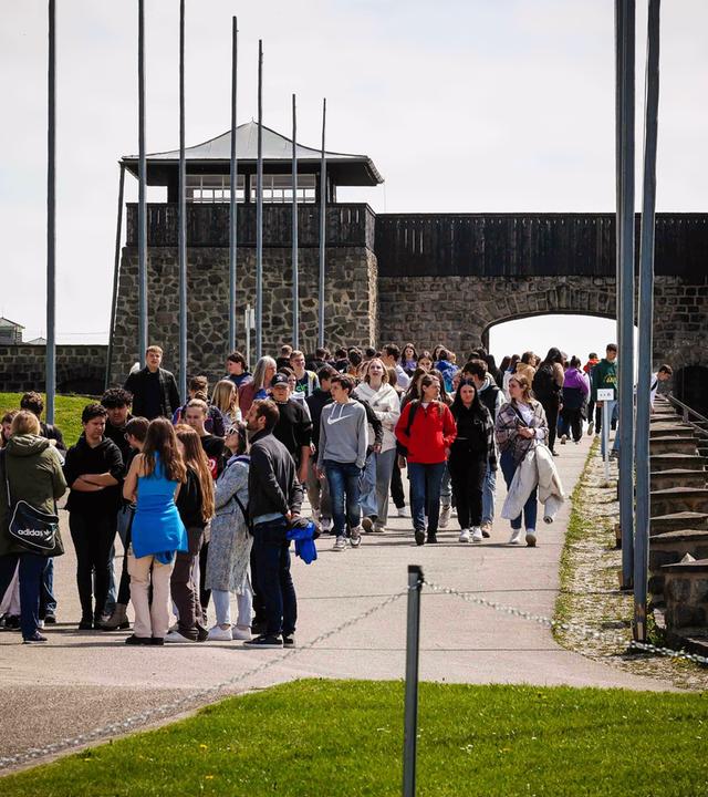 Besucher am Eingang der KZ-Gedenkstätte Mauthausen
