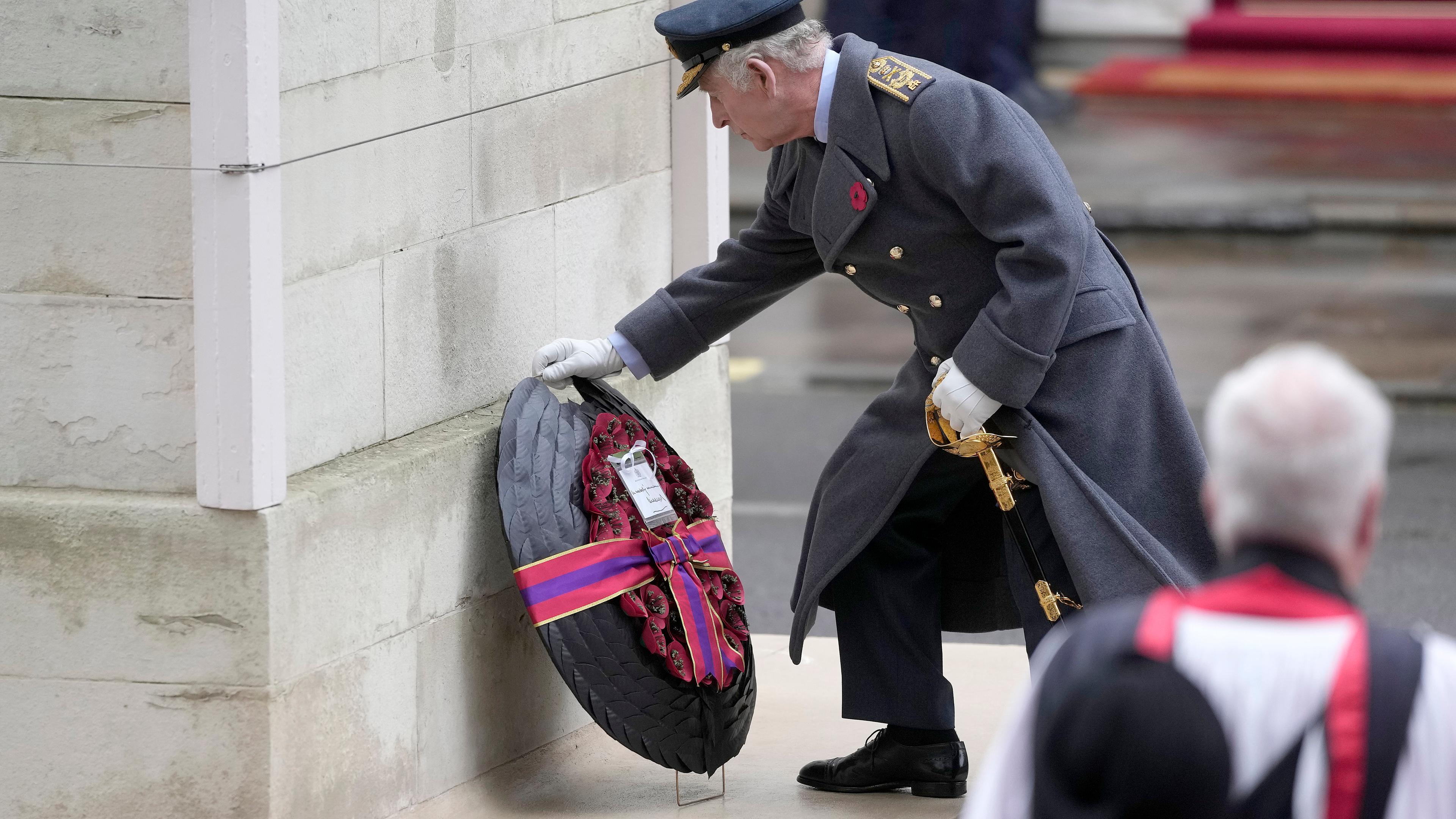 Großbritannien, London: König Charles III. legt einen Kranz am Kenotaph nieder, als an der Gedenkfeier zum Volkstrauertag teilnimmt. 