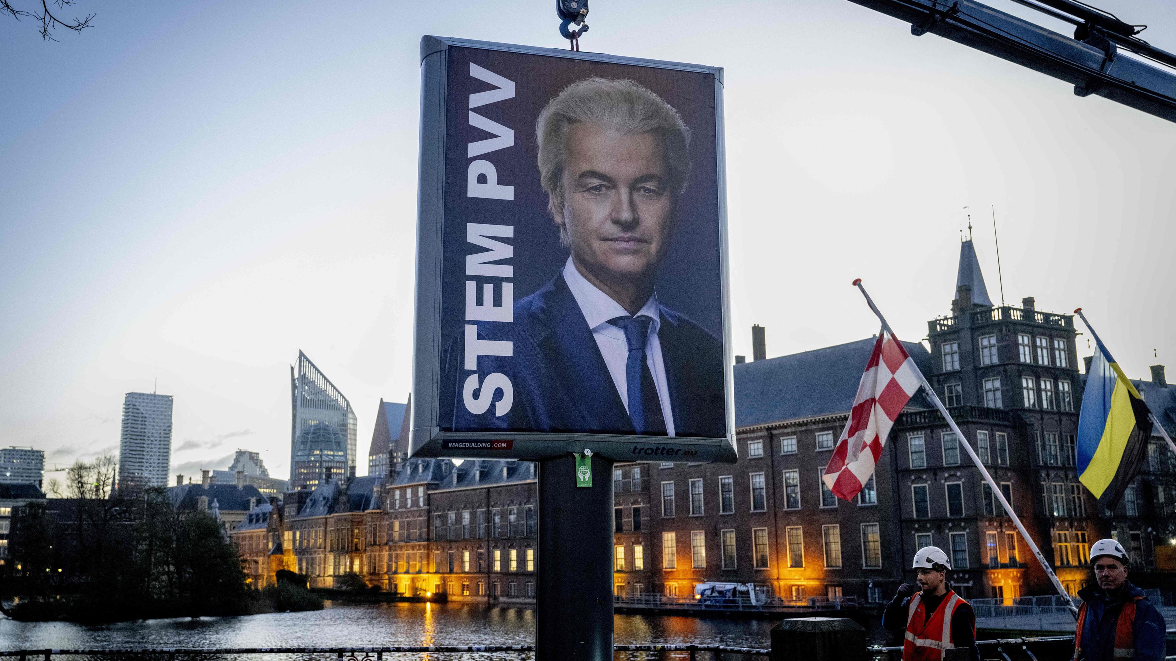 Arbeiter bereiten sich darauf vor, ein Wahlkampfschild des Vorsitzenden der Partei für die Freiheit (PVV), Geert Wilders, in der Nähe des Binnenhofs zu entfernen