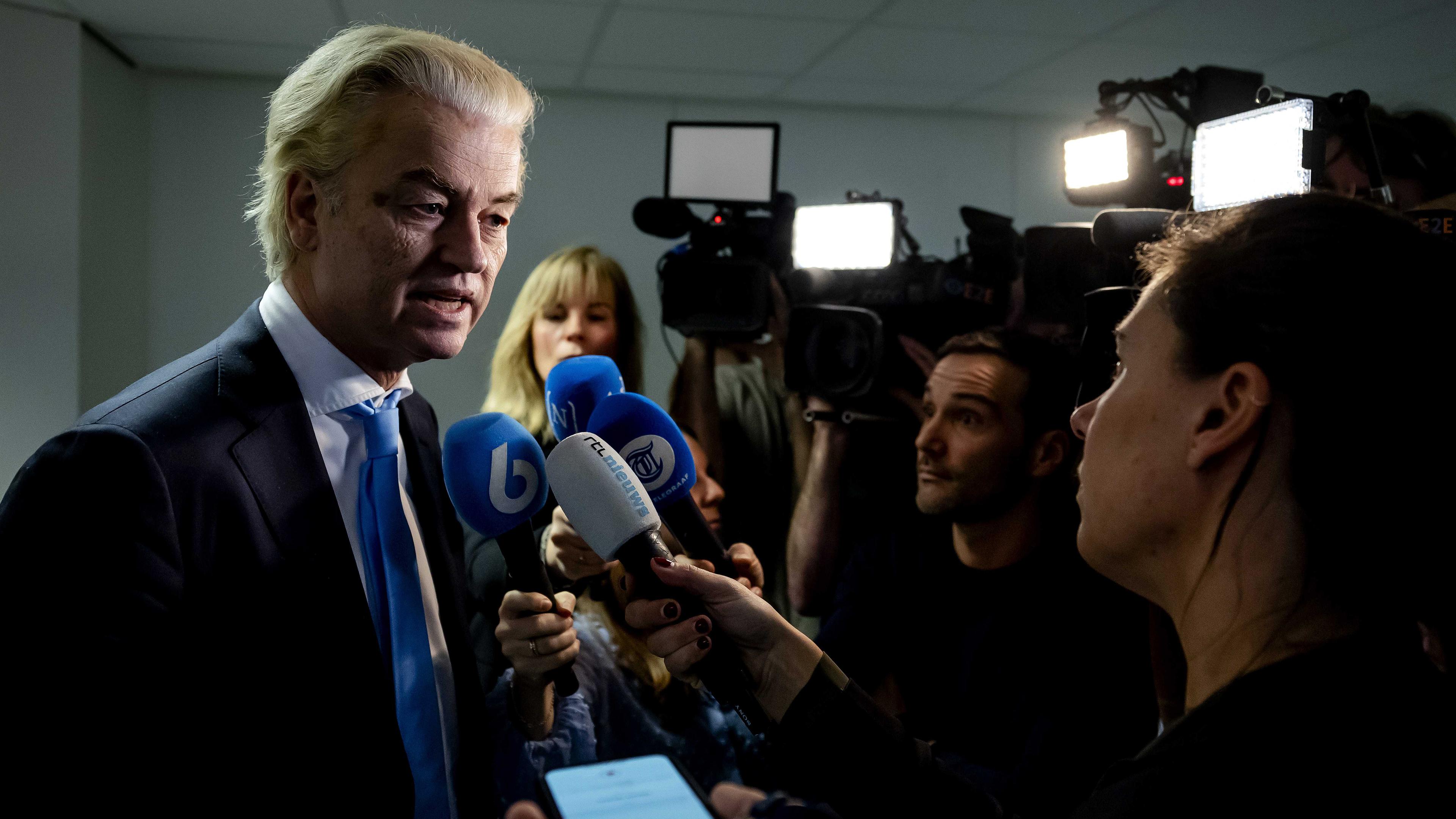 Niederlande, Den Haag: Geert Wilders, Vorsitzender der rechtspopulistischen Partei "Partij voor de Vrijheid" spricht mit Pressevertretern über den sofortigen Abgang von G. van Strien.