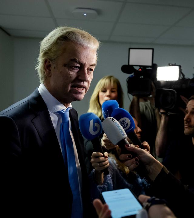 Niederlande, Den Haag: Geert Wilders, Vorsitzender der rechtspopulistischen Partei "Partij voor de Vrijheid" spricht mit Pressevertretern über den sofortigen Abgang von G. van Strien.