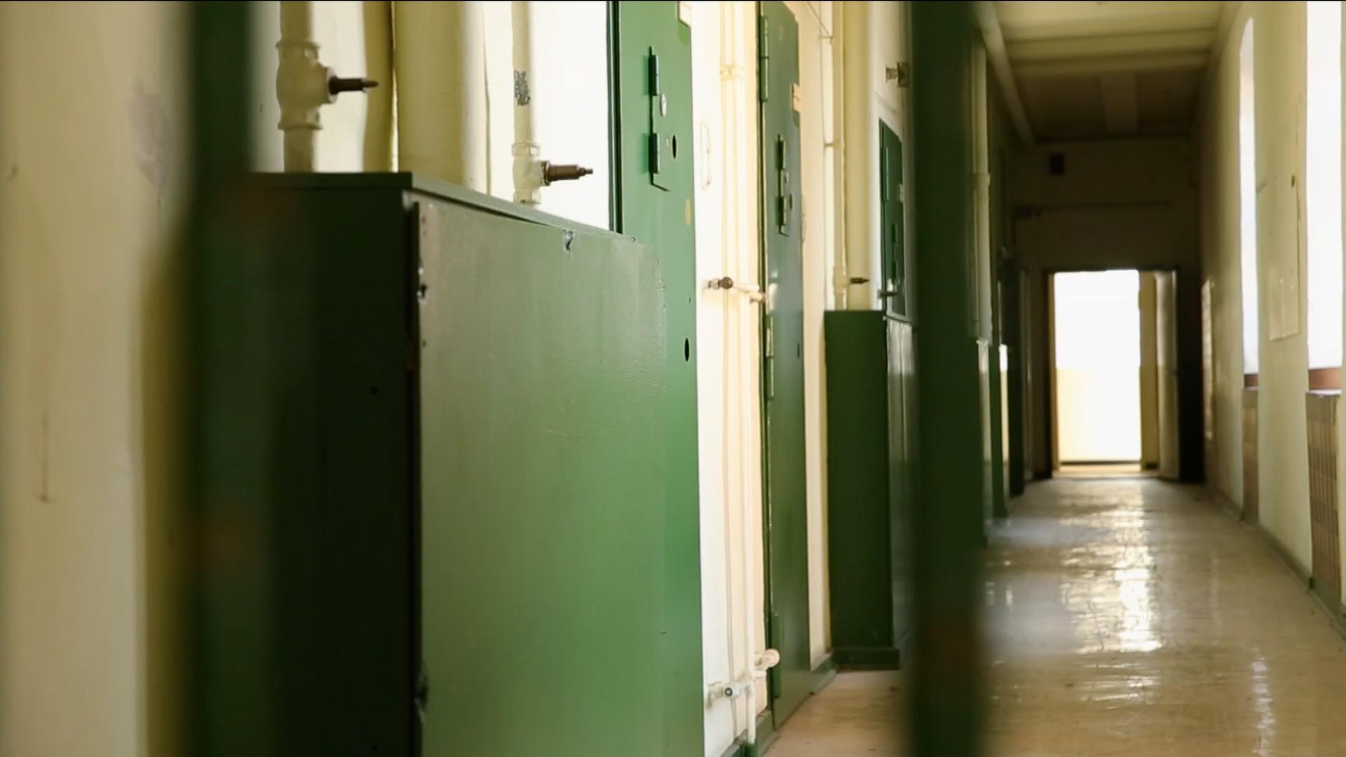 Gang mit grünen Zellentüren